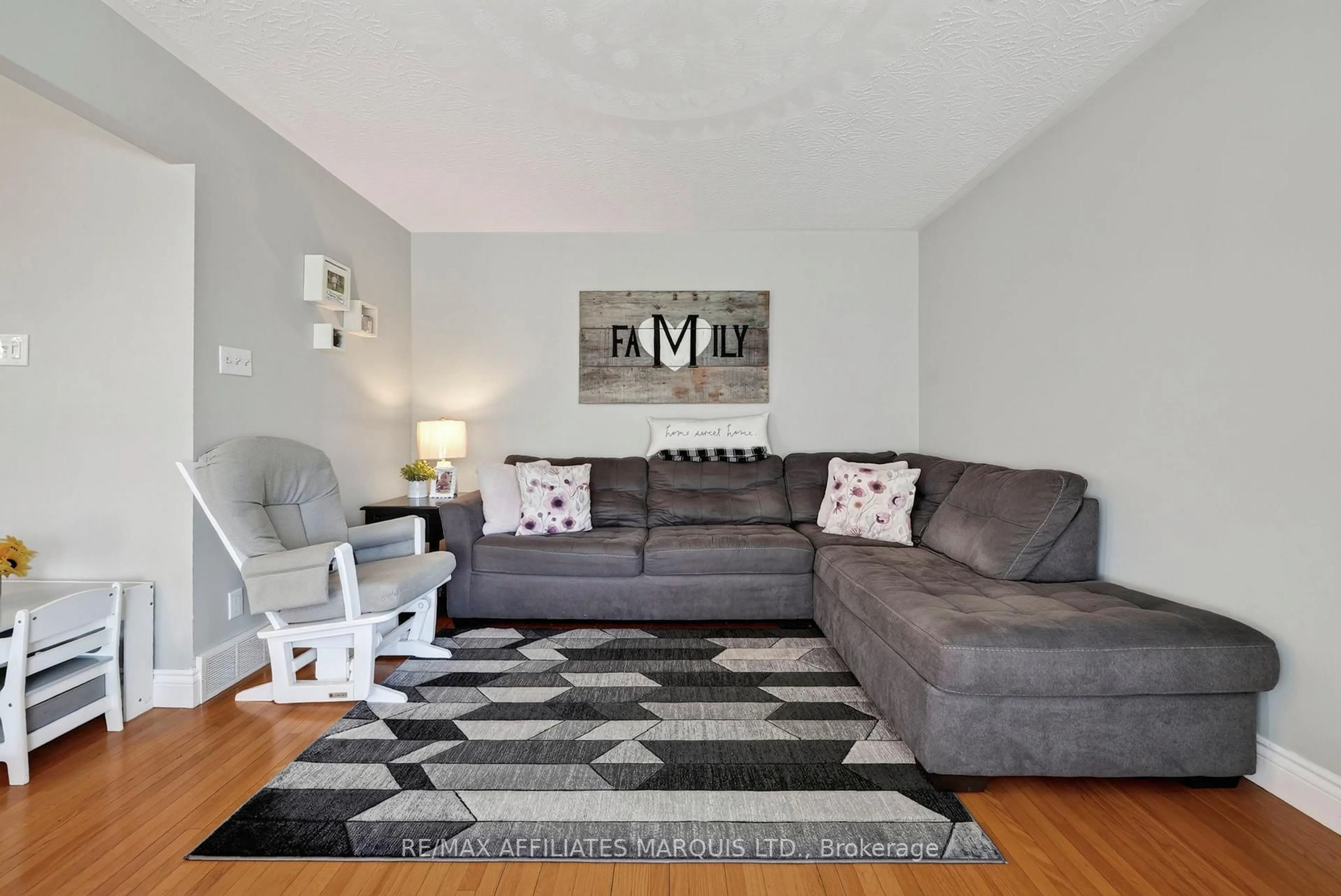 Living room with furniture, unknown for 824 Alice St, Cornwall Ontario K6H 4S6