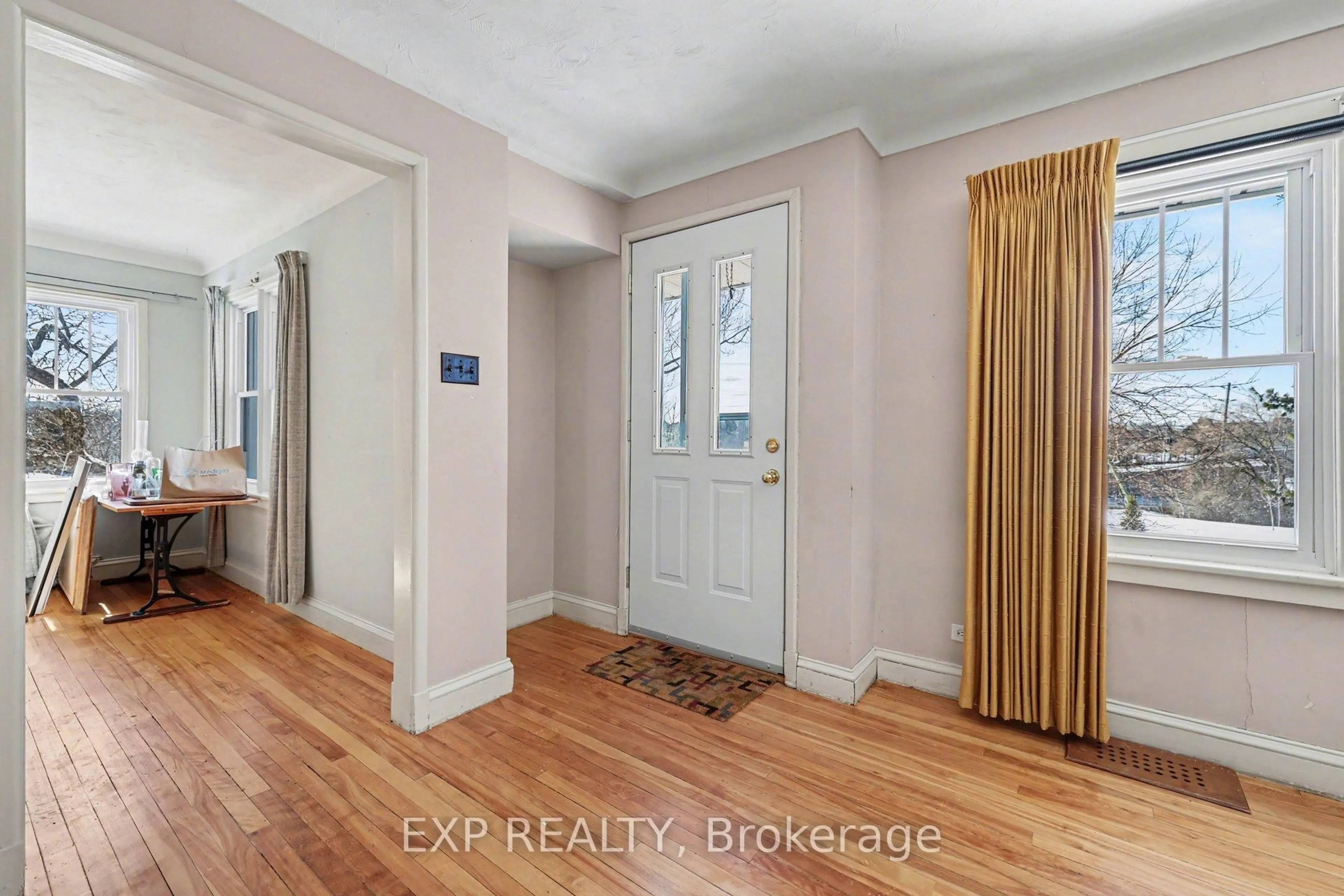 Indoor entryway for 2511 Junction Ave, Ottawa Ontario K1V 8G9
