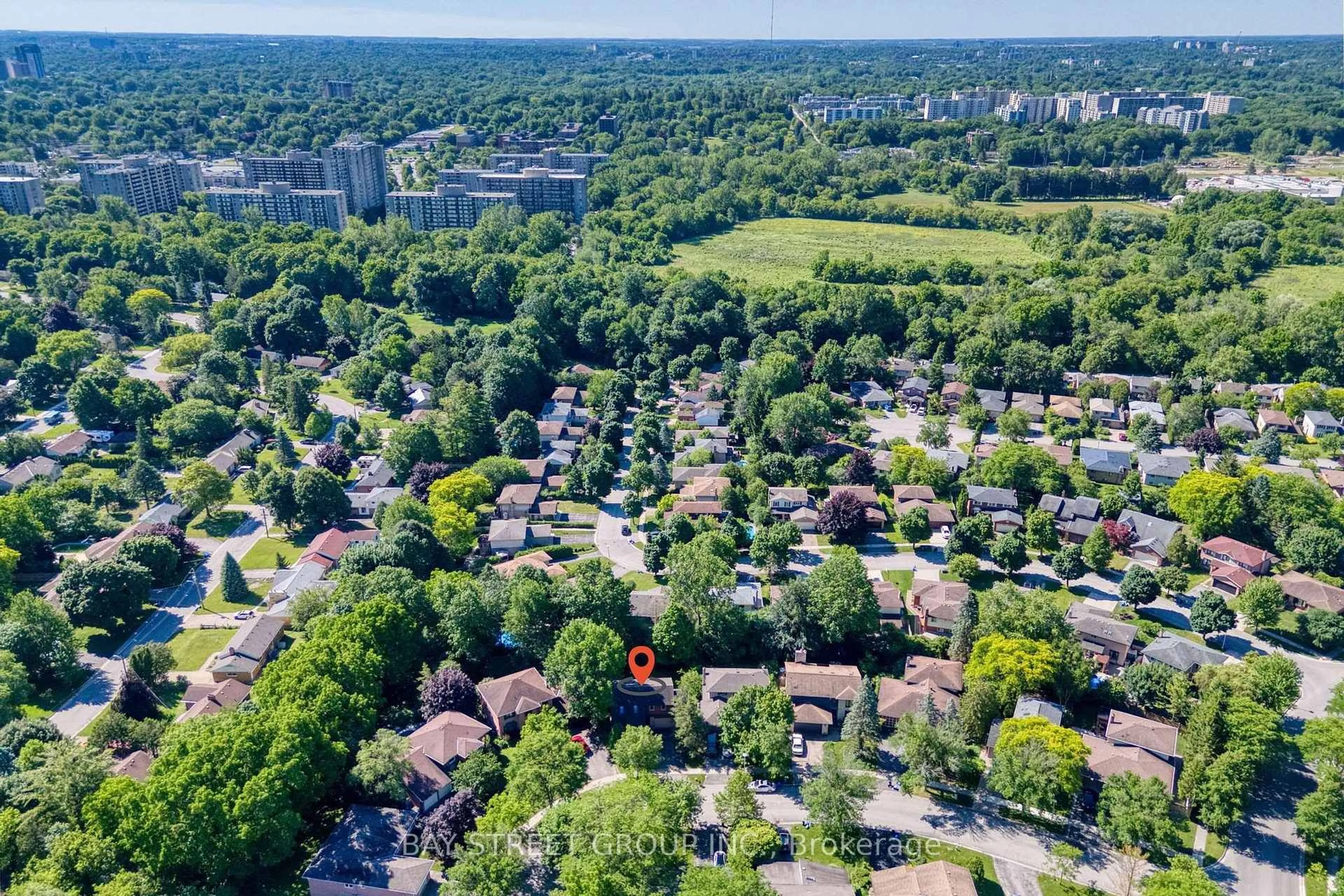 A pic from outside/outdoor area/front of a property/back of a property/a pic from drone, street for 172 CHEPSTOW Clse, London North Ontario N6G 3S2