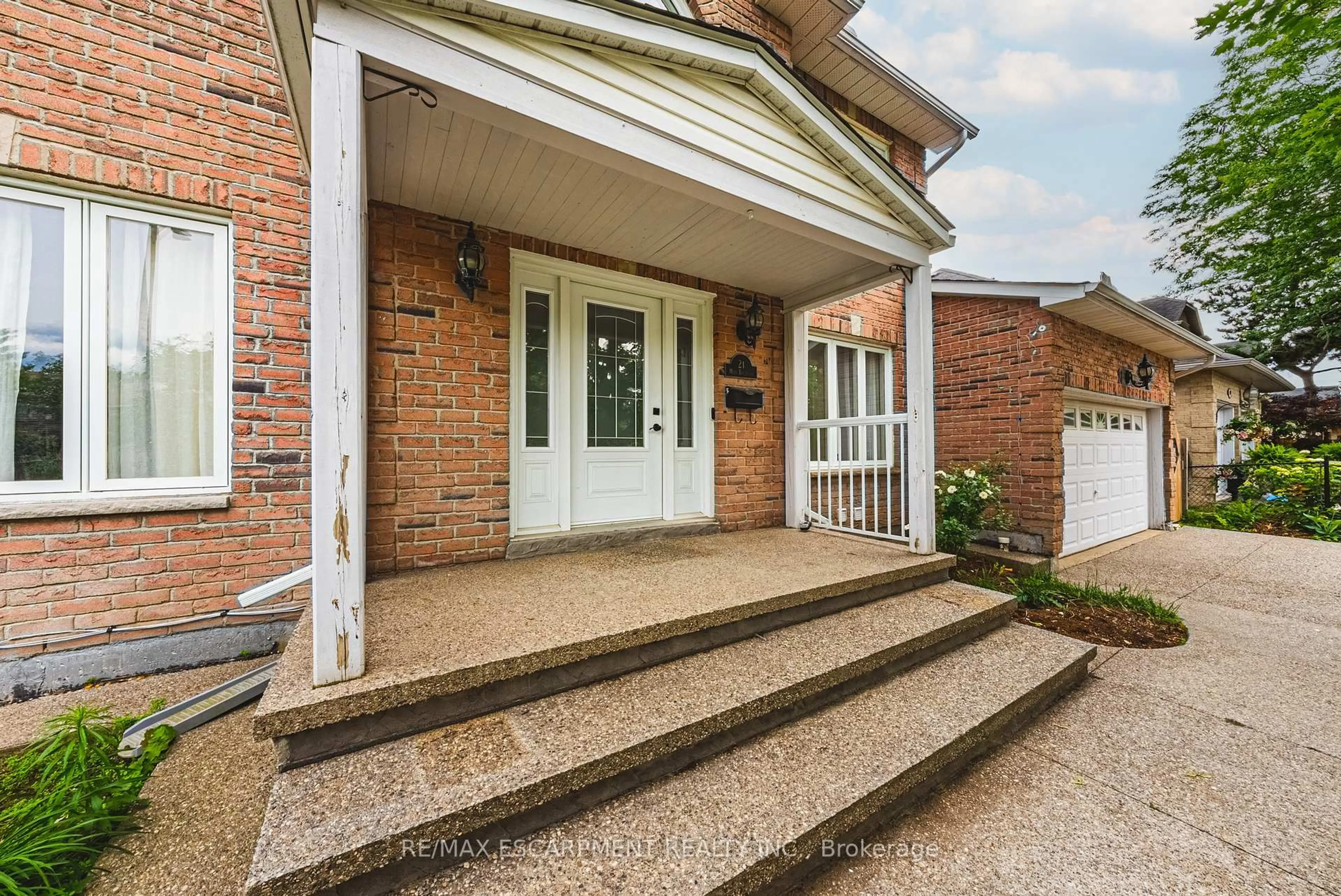 Home with brick exterior material, street for 21 Moss Blvd, Hamilton Ontario L9H 6S3