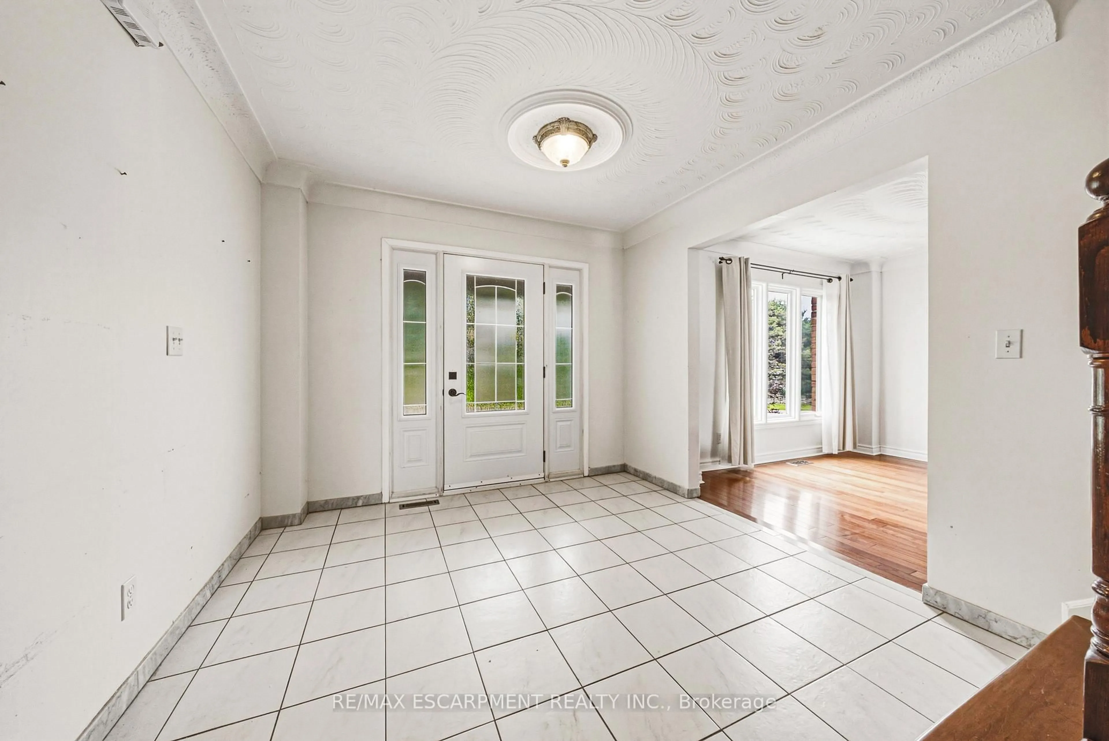 Indoor entryway for 21 Moss Blvd, Hamilton Ontario L9H 6S3
