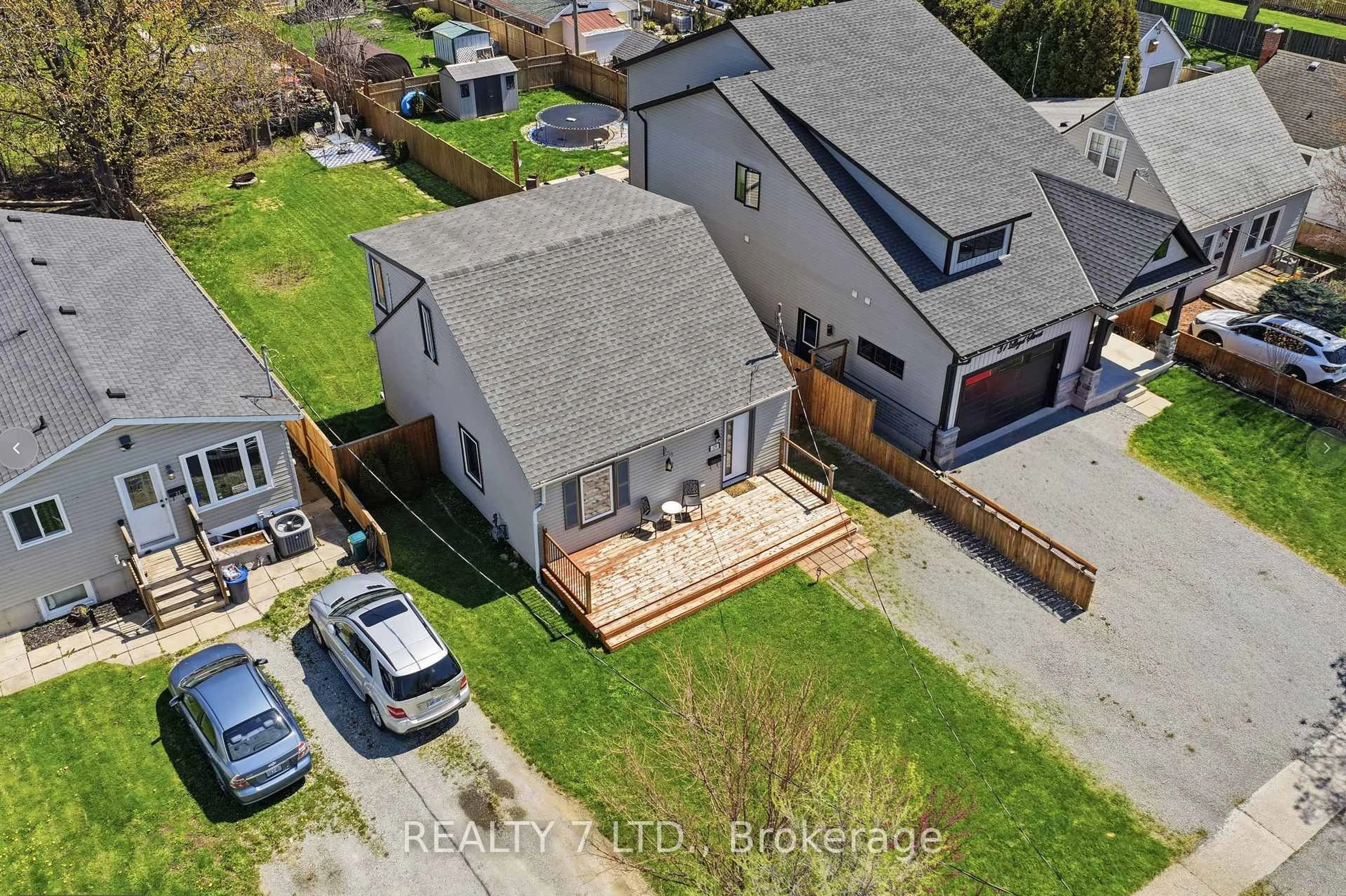 A pic from outside/outdoor area/front of a property/back of a property/a pic from drone, street for 29 LLOYD St, St. Catharines Ontario L2S 2P1