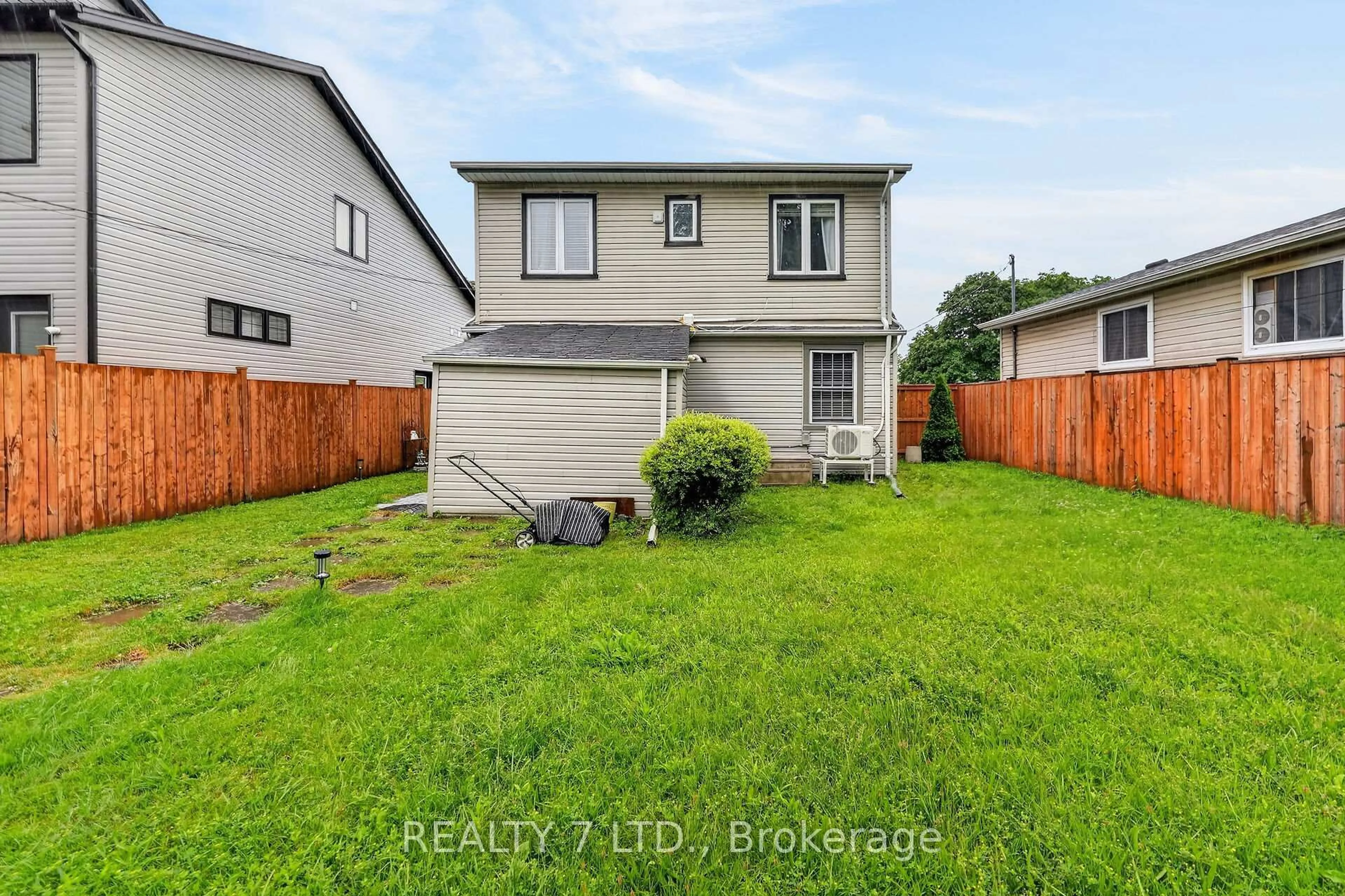A pic from outside/outdoor area/front of a property/back of a property/a pic from drone, street for 29 LLOYD St, St. Catharines Ontario L2S 2P1