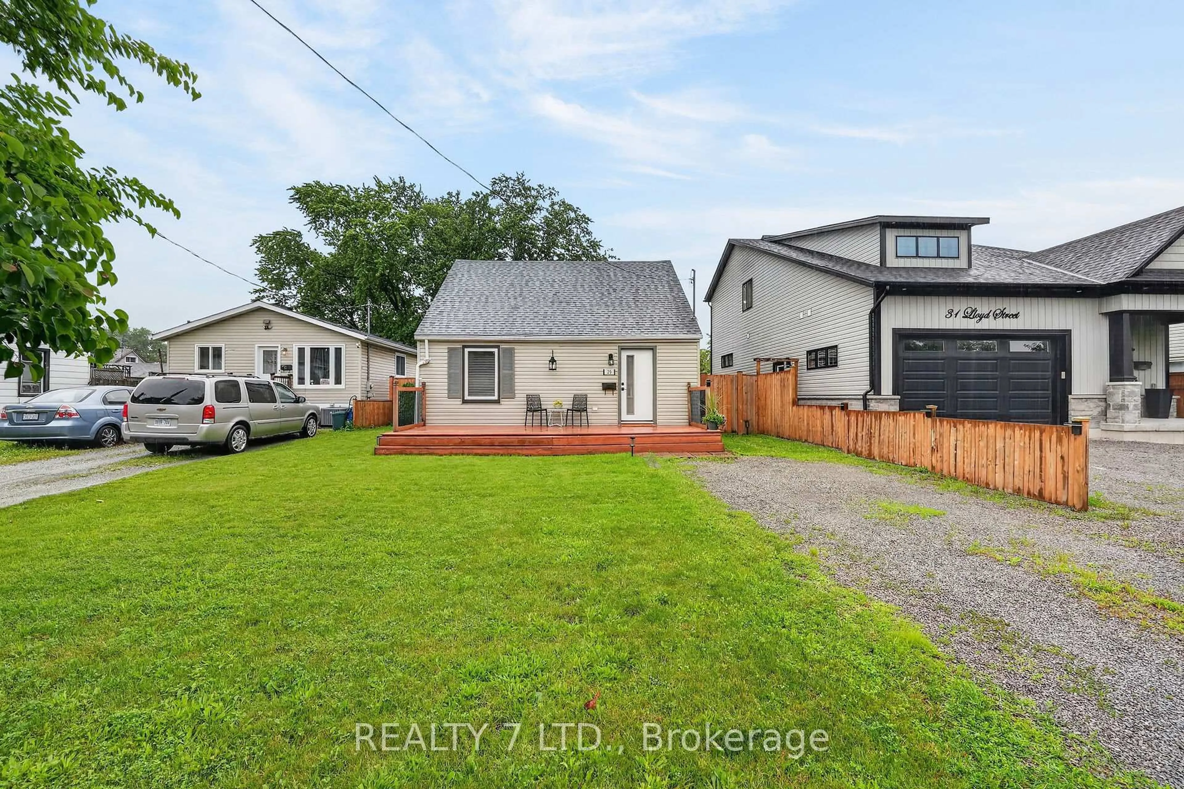 A pic from outside/outdoor area/front of a property/back of a property/a pic from drone, street for 29 LLOYD St, St. Catharines Ontario L2S 2P1