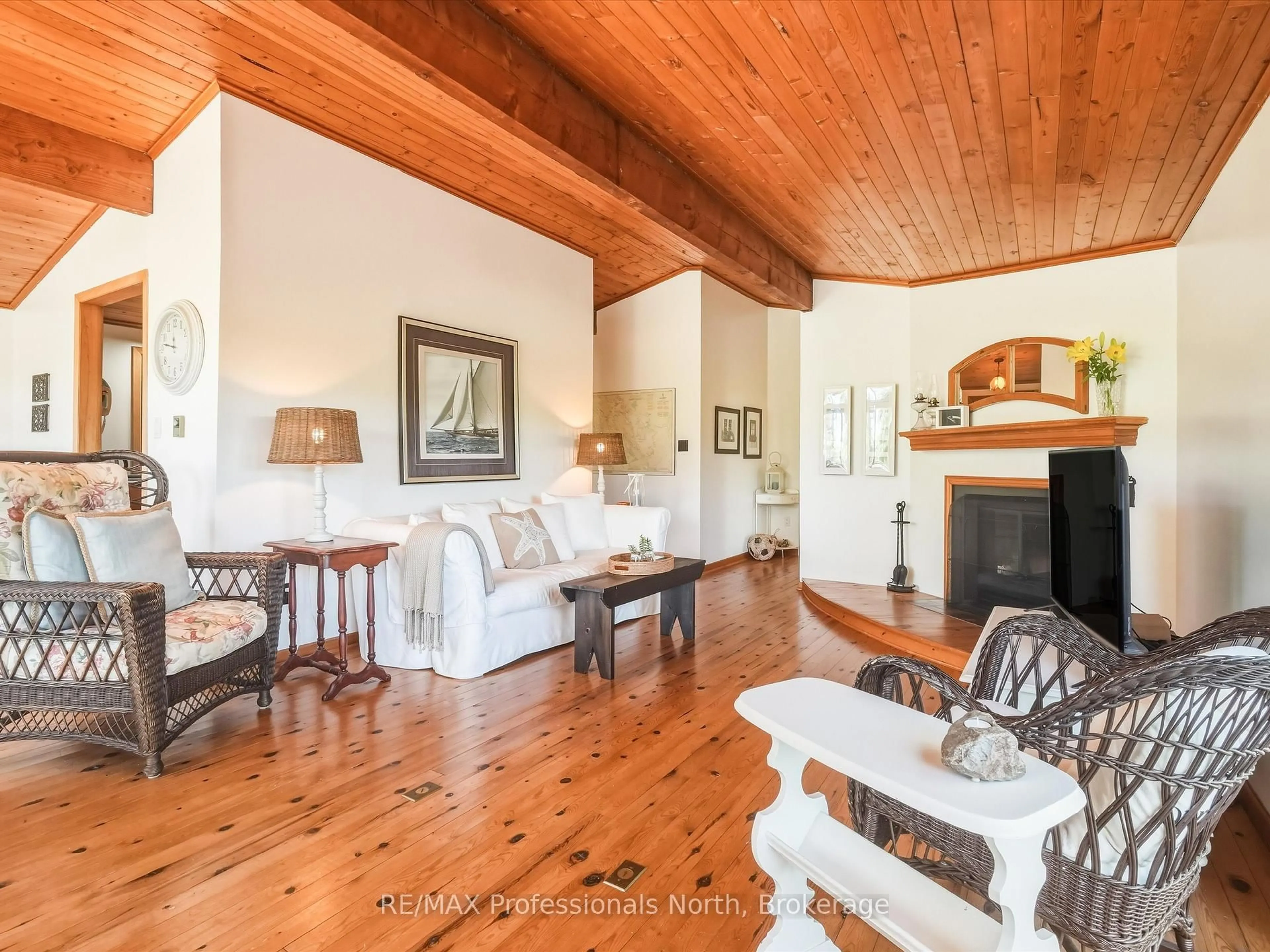 Living room with furniture, wood/laminate floor for 23 Taylor Island, Gravenhurst Ontario P1P 1R2