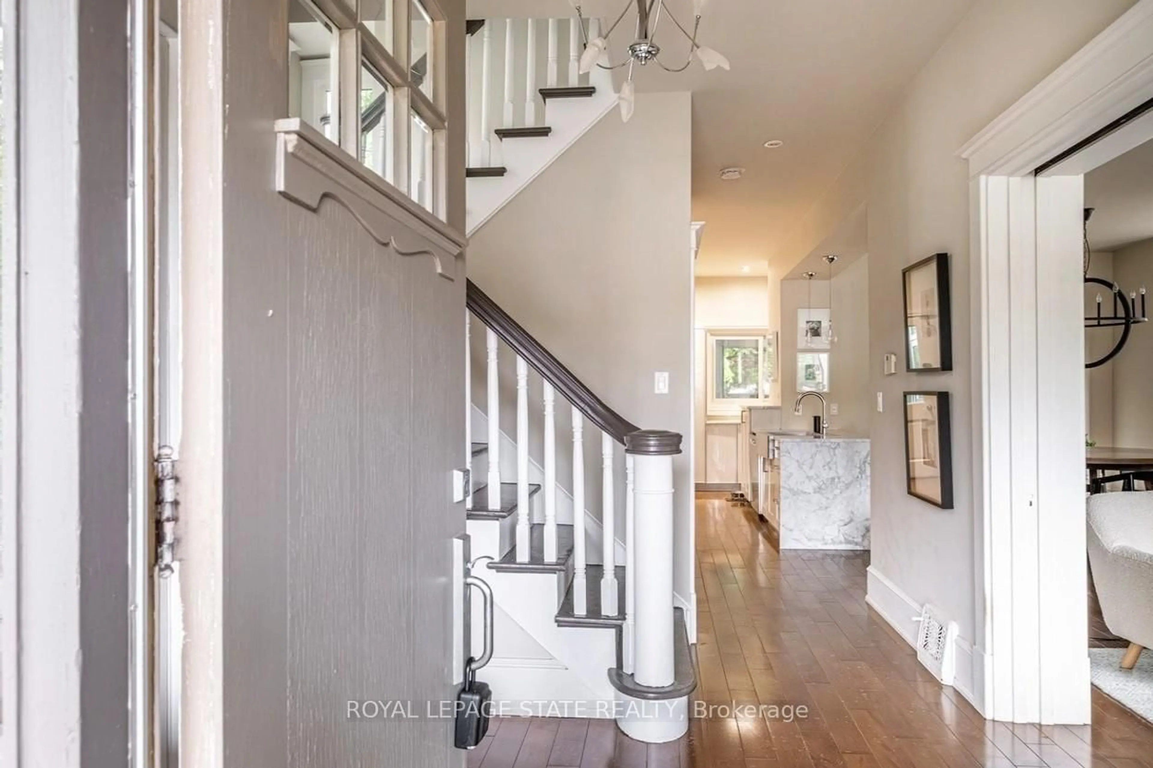 Indoor entryway for 10 Beulah Ave, Hamilton Ontario L8P 4G9