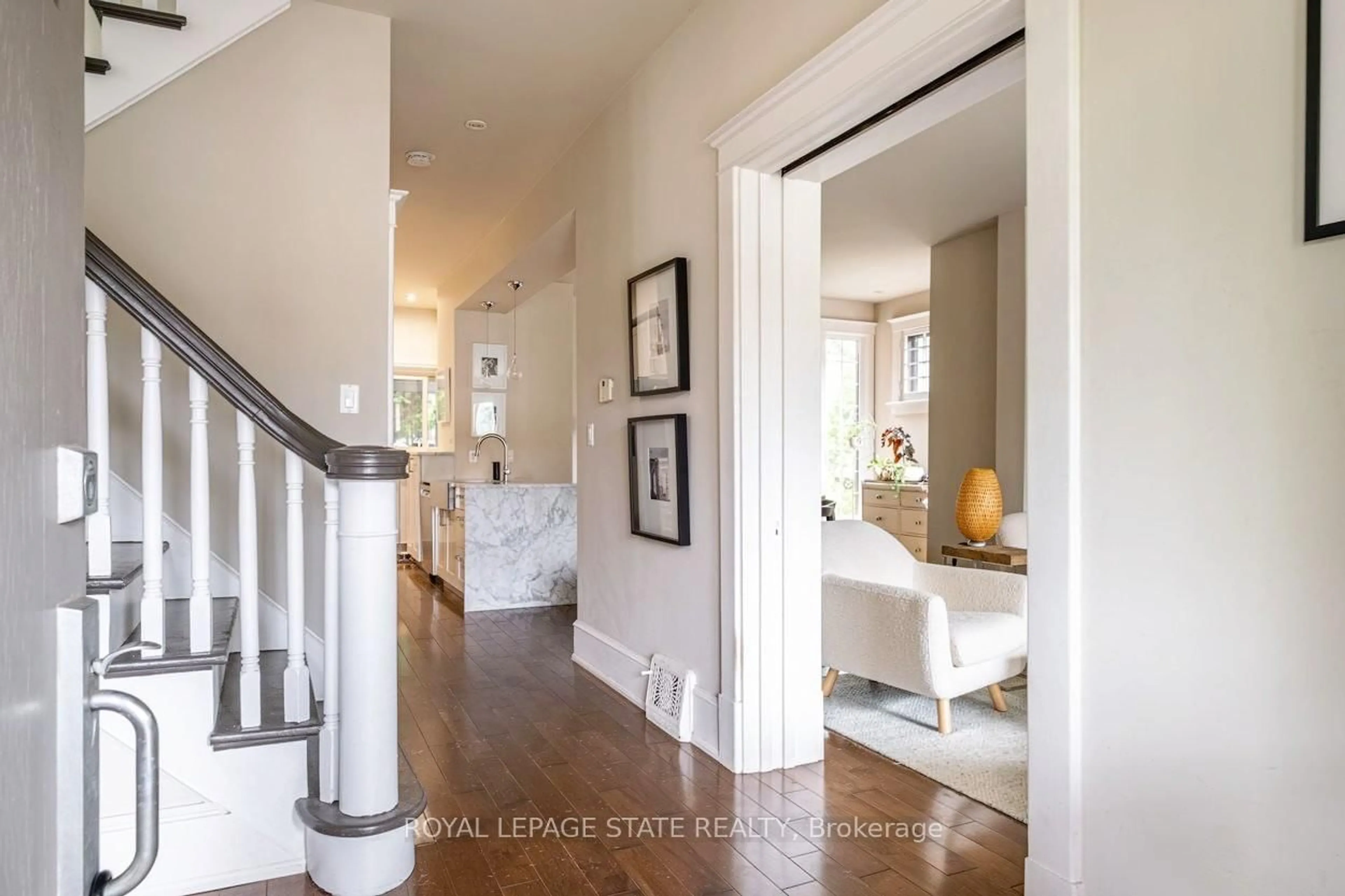 Indoor entryway for 10 Beulah Ave, Hamilton Ontario L8P 4G9