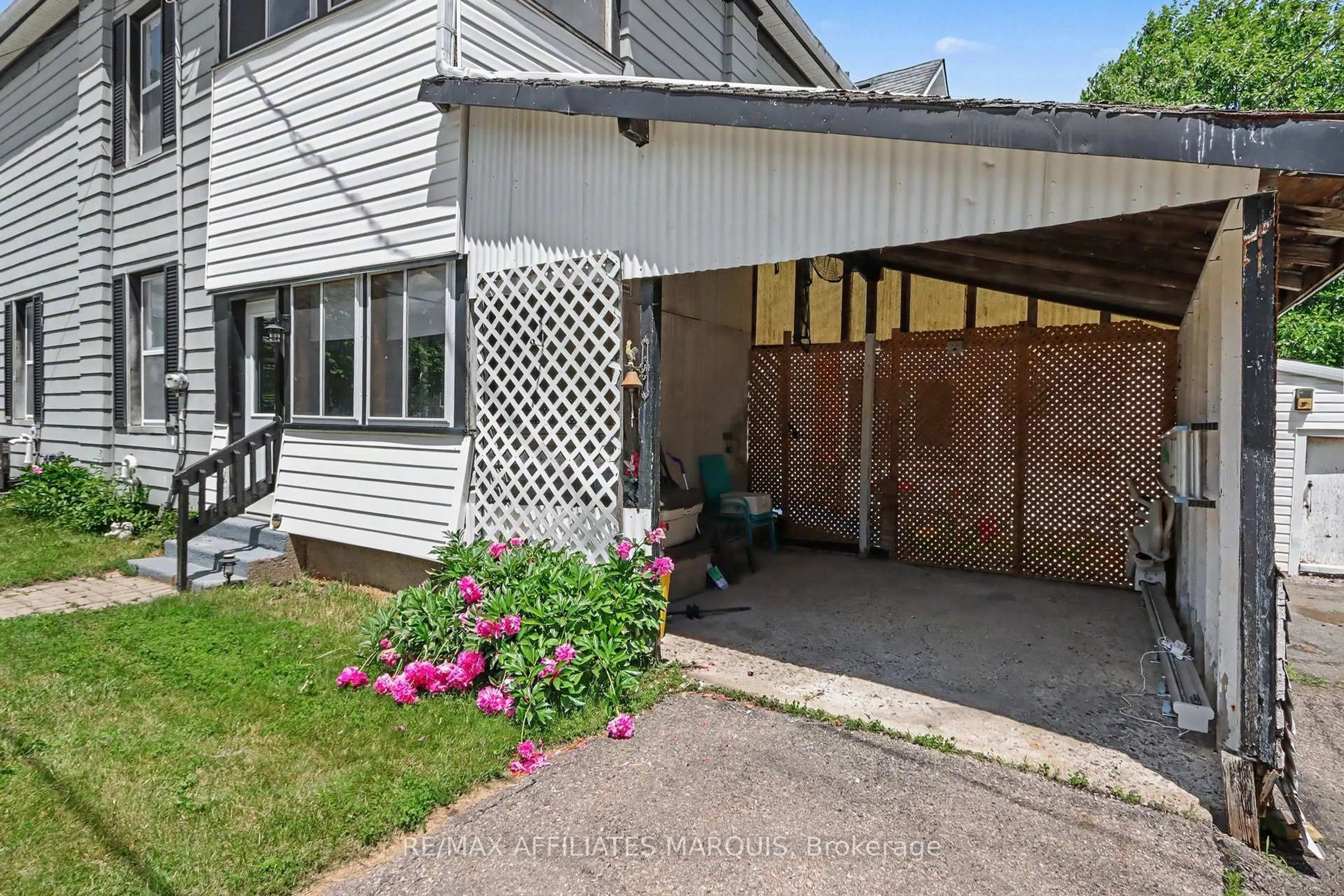 Unknown for 77 Russell St, Smiths Falls Ontario K7A 1G8