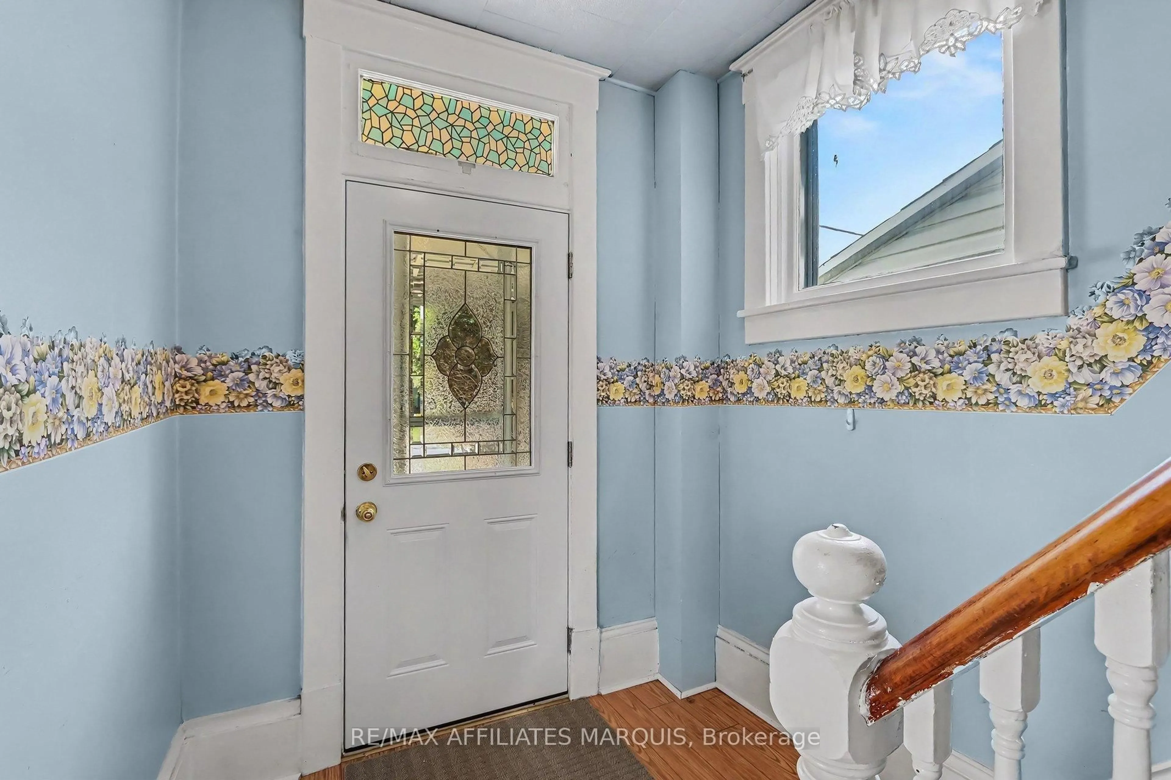 Indoor entryway for 77 Russell St, Smiths Falls Ontario K7A 1G8