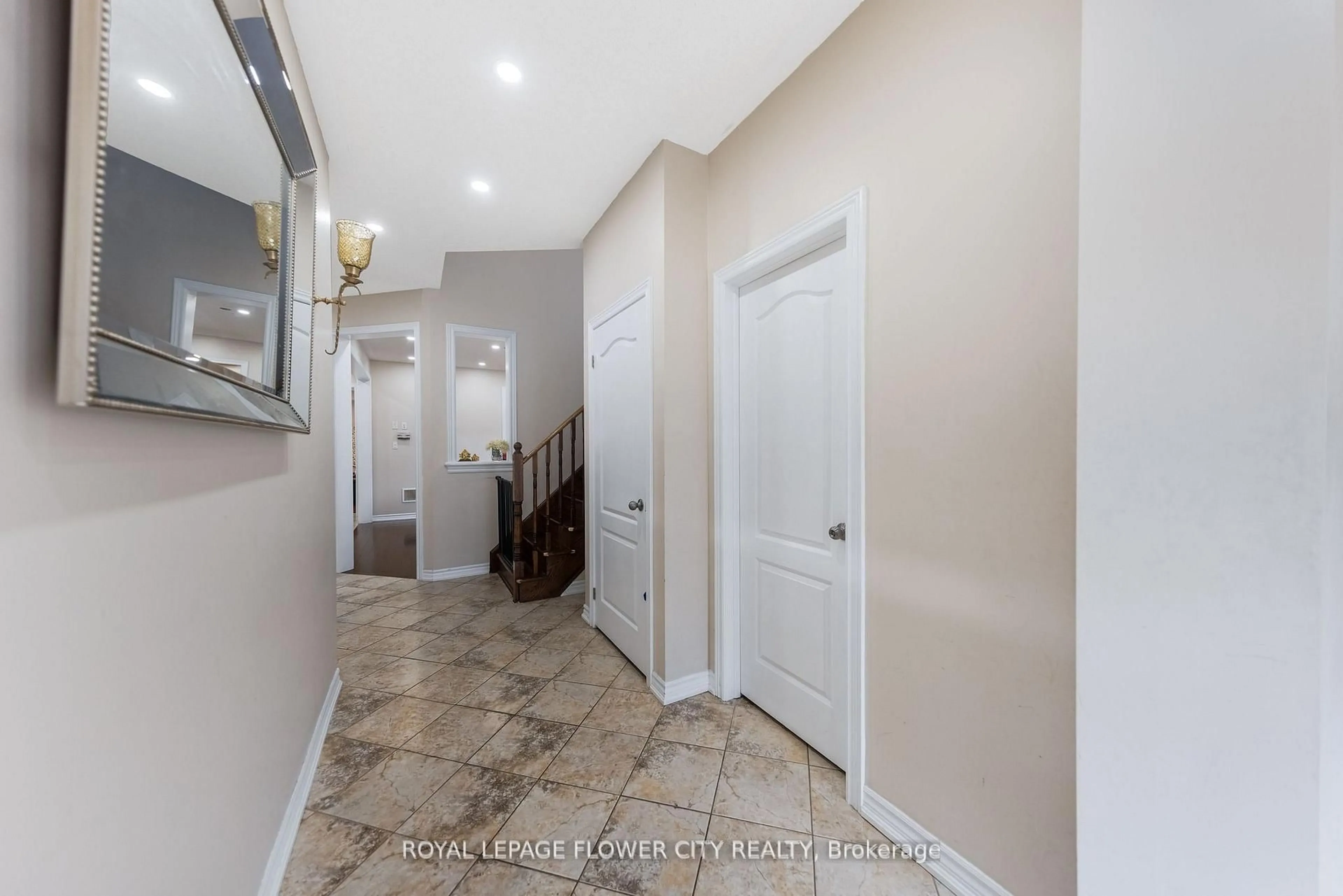 Indoor entryway for 889 O' Reilly Cres, Shelburne Ontario L0N 1S2