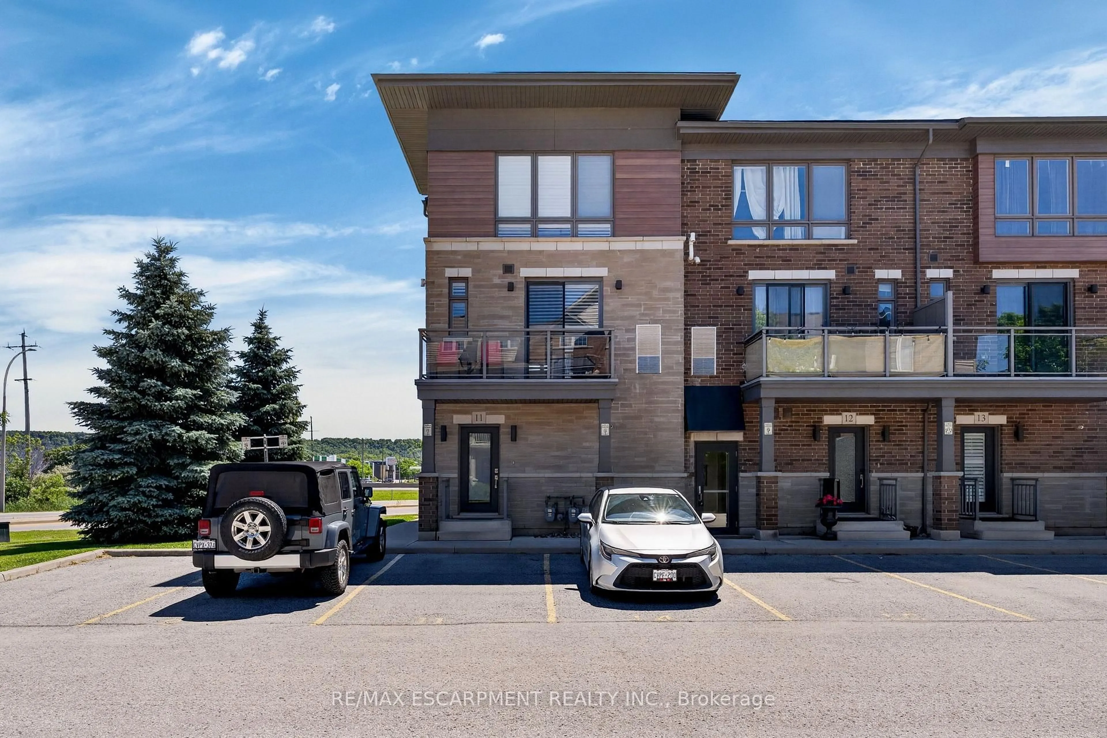 A pic from outside/outdoor area/front of a property/back of a property/a pic from drone, unknown for 510 North Service Rd #11, Grimsby Ontario L3M 0C9