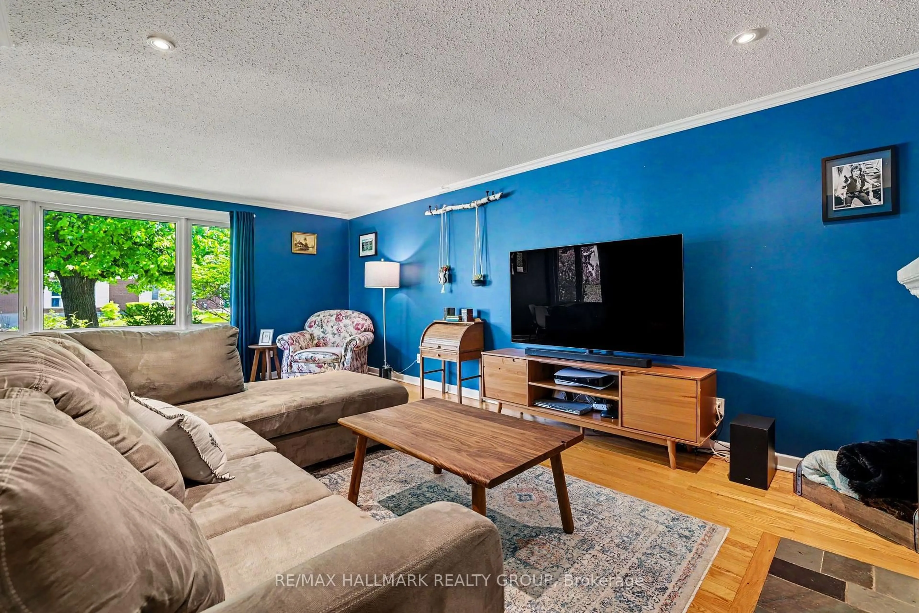 Living room with furniture, unknown for 33 Newbury Ave, Ottawa Ontario K2E 6K7