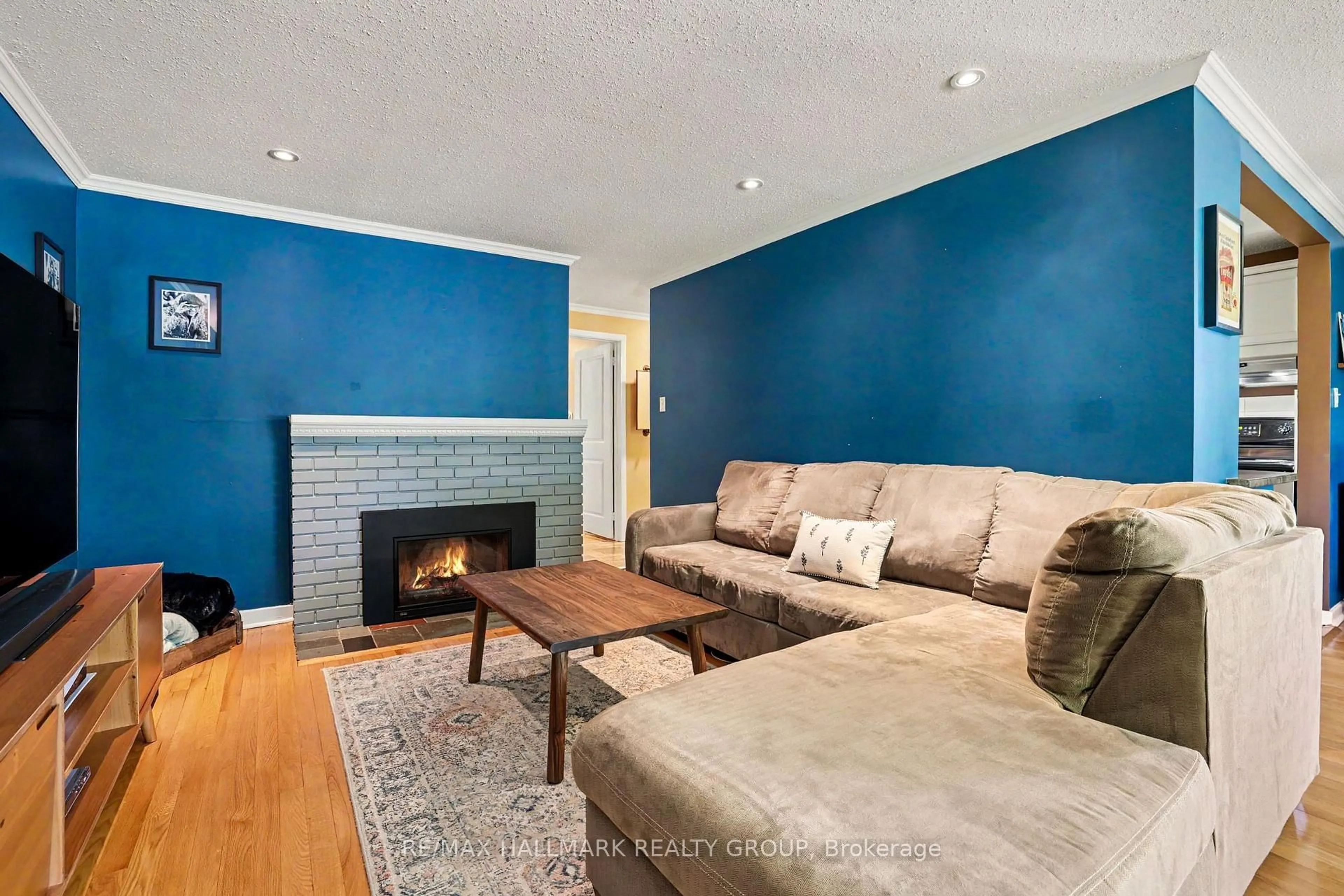 Living room with furniture, unknown for 33 Newbury Ave, Ottawa Ontario K2E 6K7