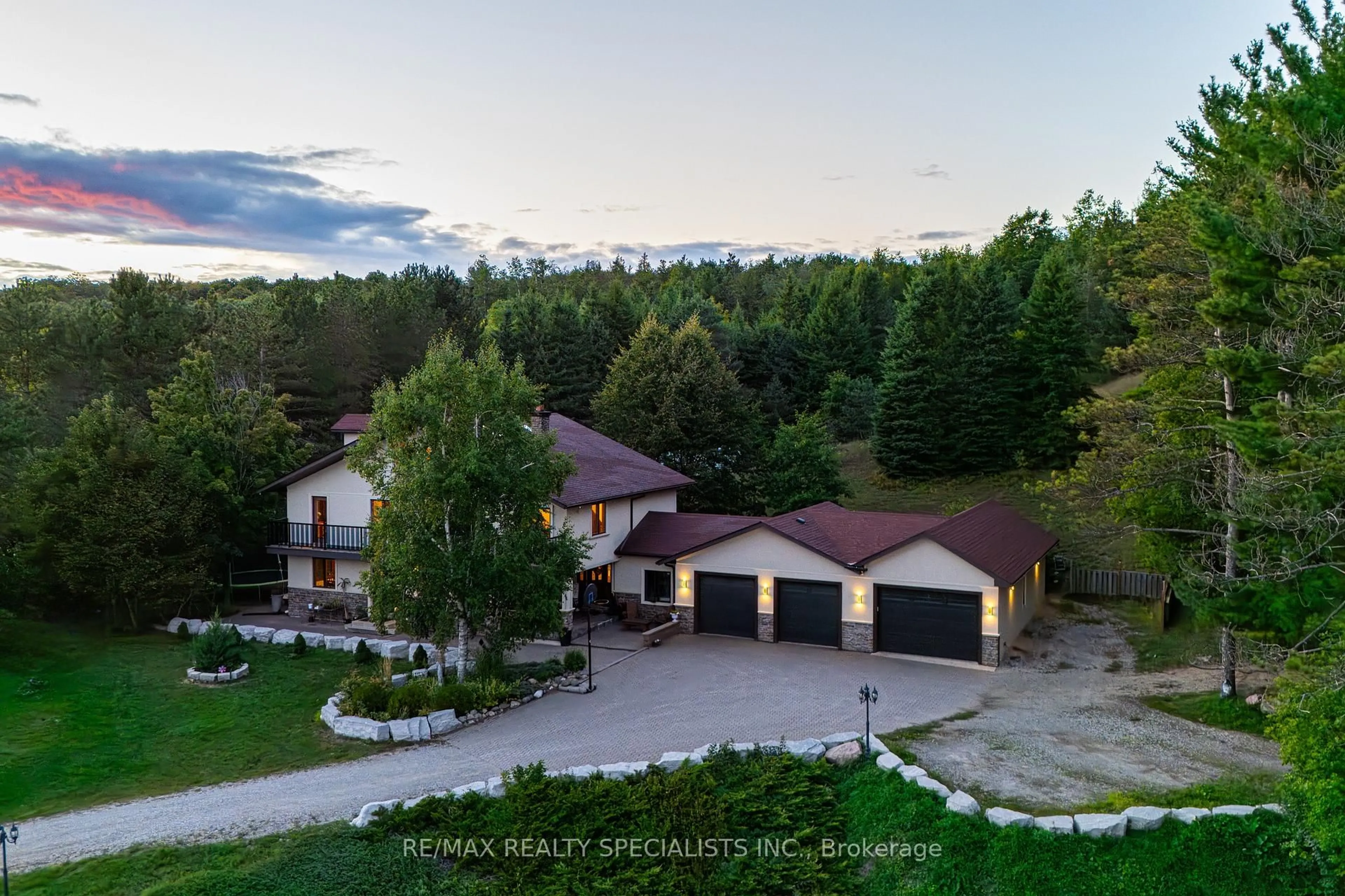 A pic from outside/outdoor area/front of a property/back of a property/a pic from drone, unknown for 428239 25th Side Rd, Mono Ontario L9V 1G1