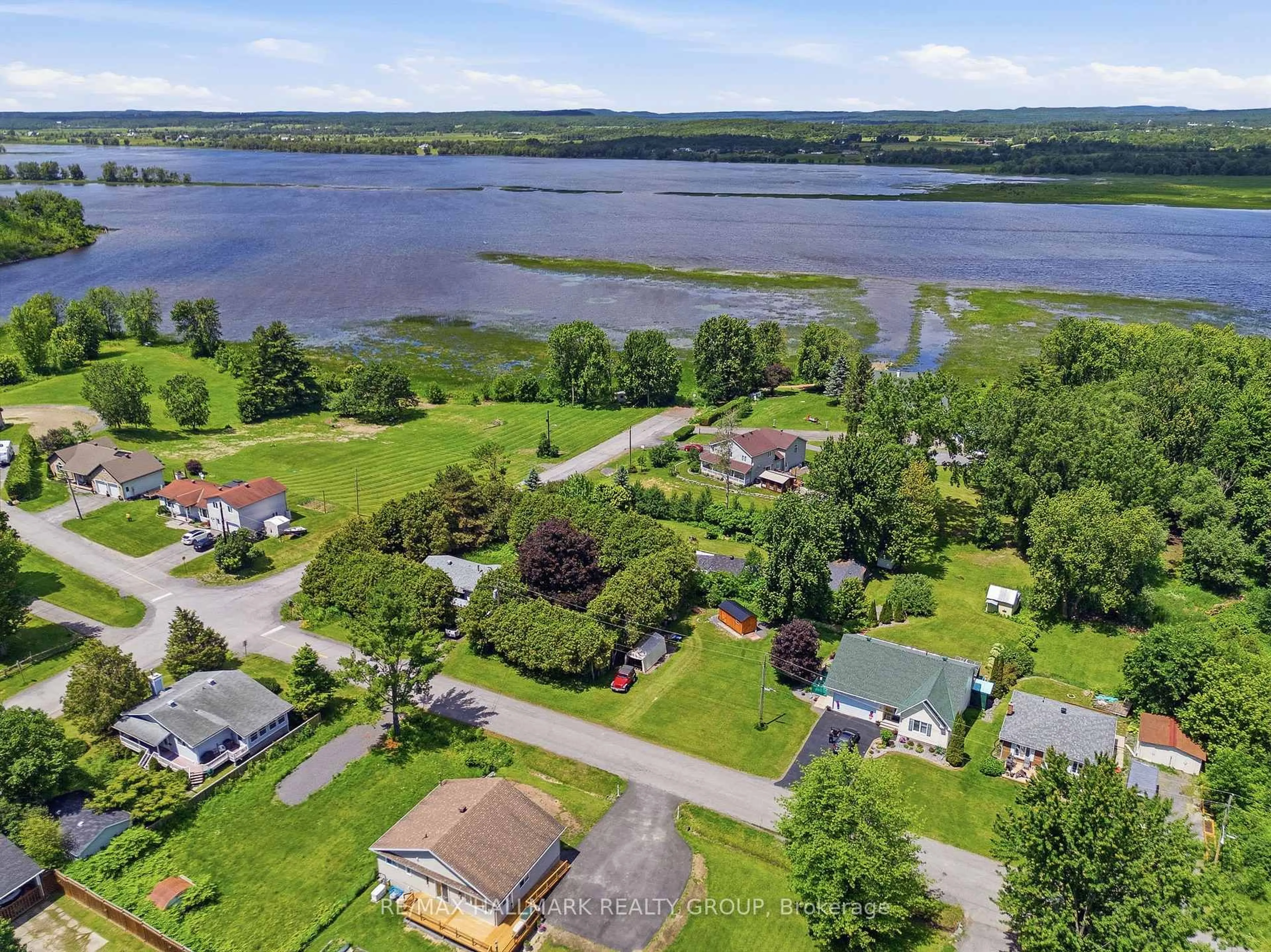 A pic from outside/outdoor area/front of a property/back of a property/a pic from drone, water/lake/river/ocean view for 131 PIGEON St, Clarence-Rockland Ontario K4K 1J8