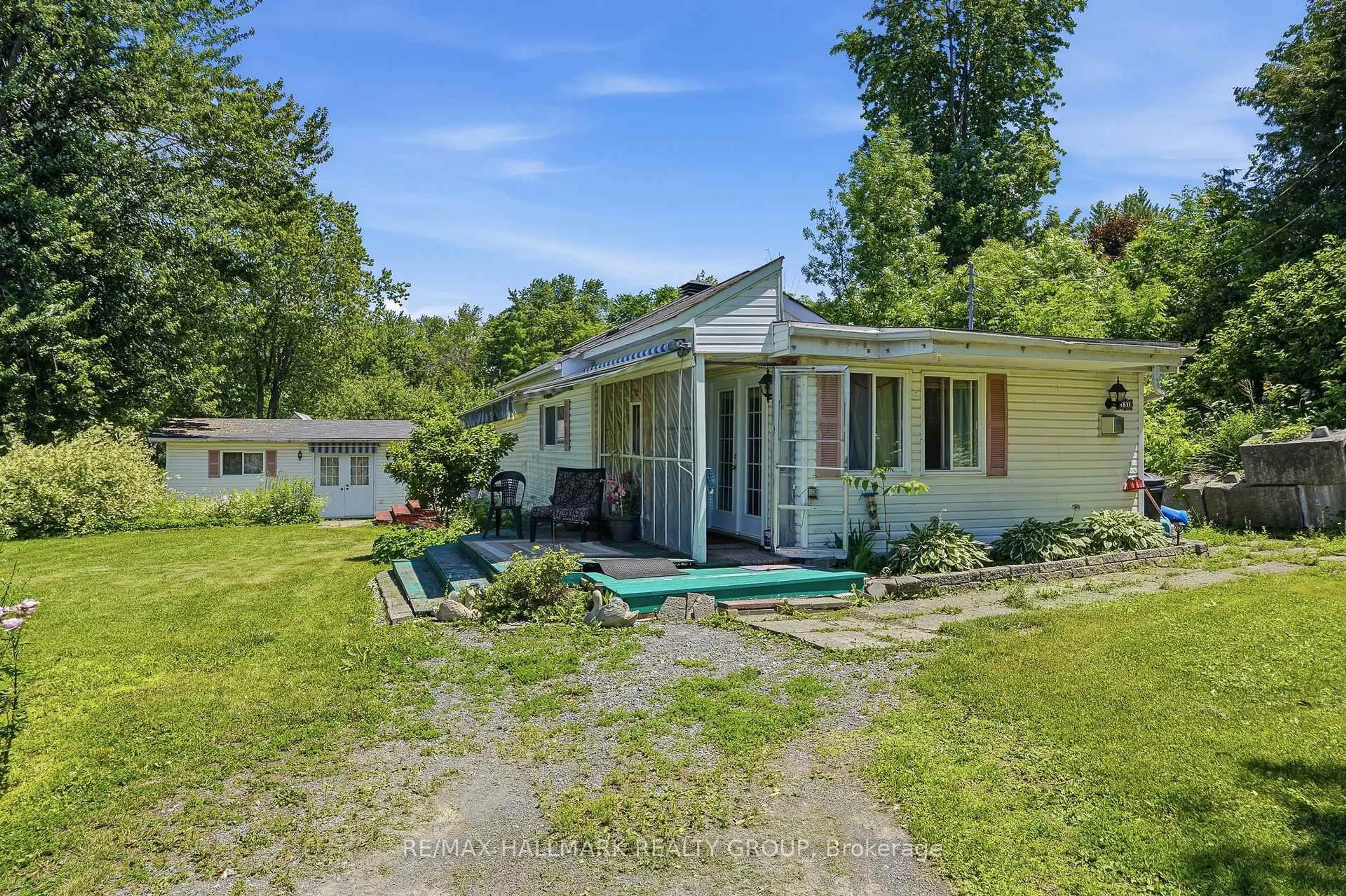 A pic from outside/outdoor area/front of a property/back of a property/a pic from drone, water/lake/river/ocean view for 131 PIGEON St, Clarence-Rockland Ontario K4K 1J8
