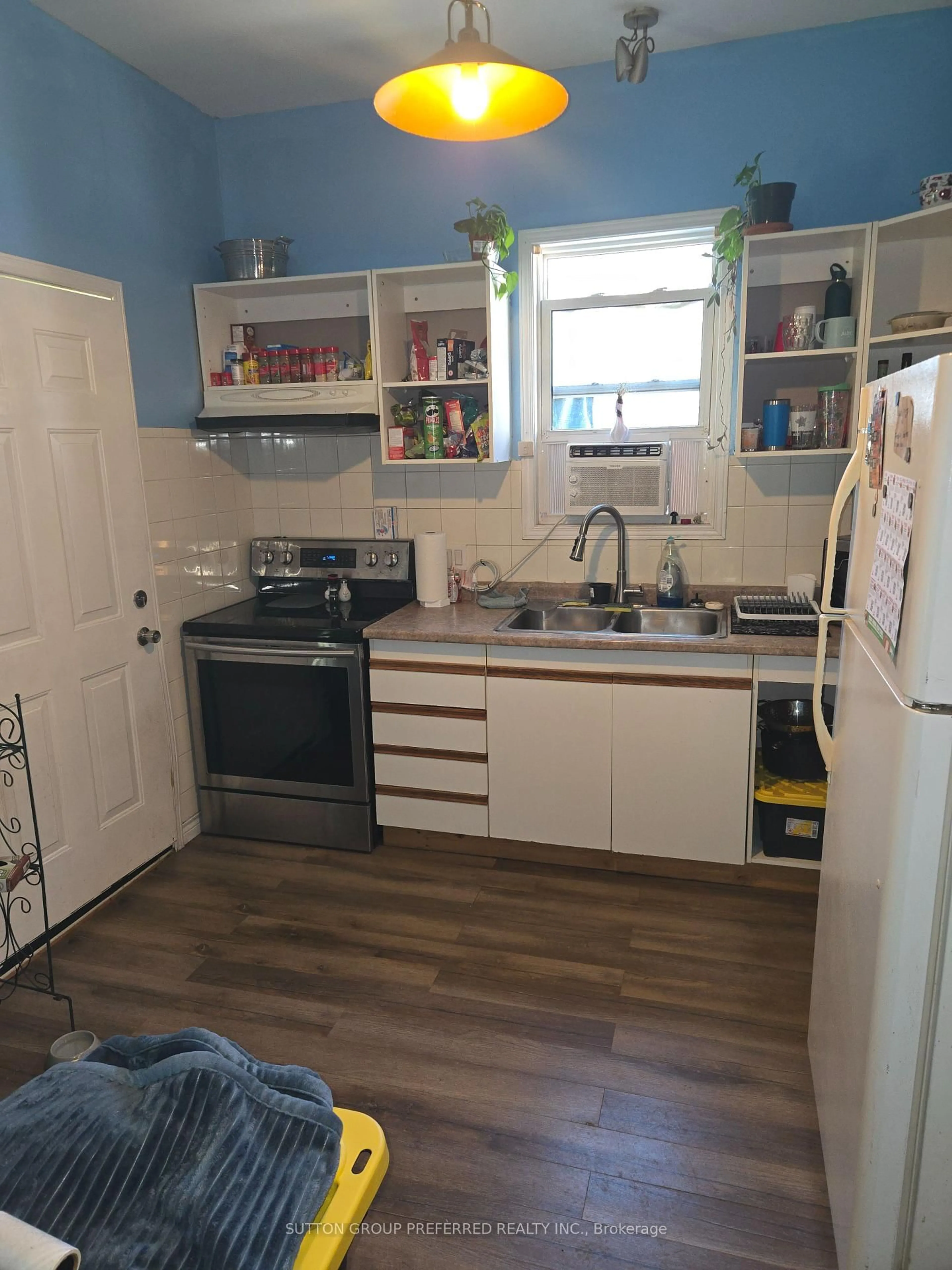 Standard kitchen, unknown for 1001 Oxford St, London East Ontario N5Y 3K6