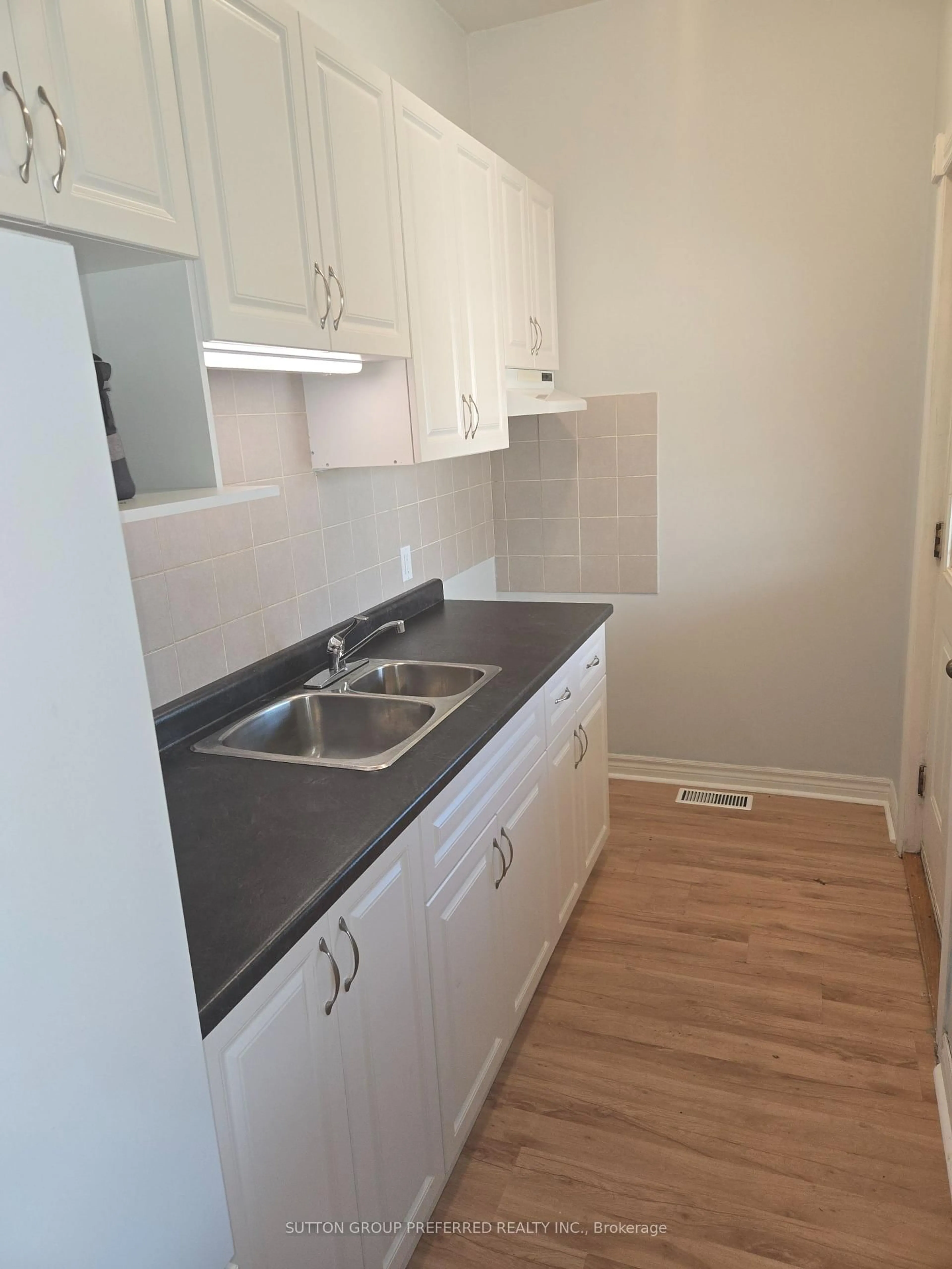 Standard kitchen, wood/laminate floor for 1001 Oxford St, London East Ontario N5Y 3K6
