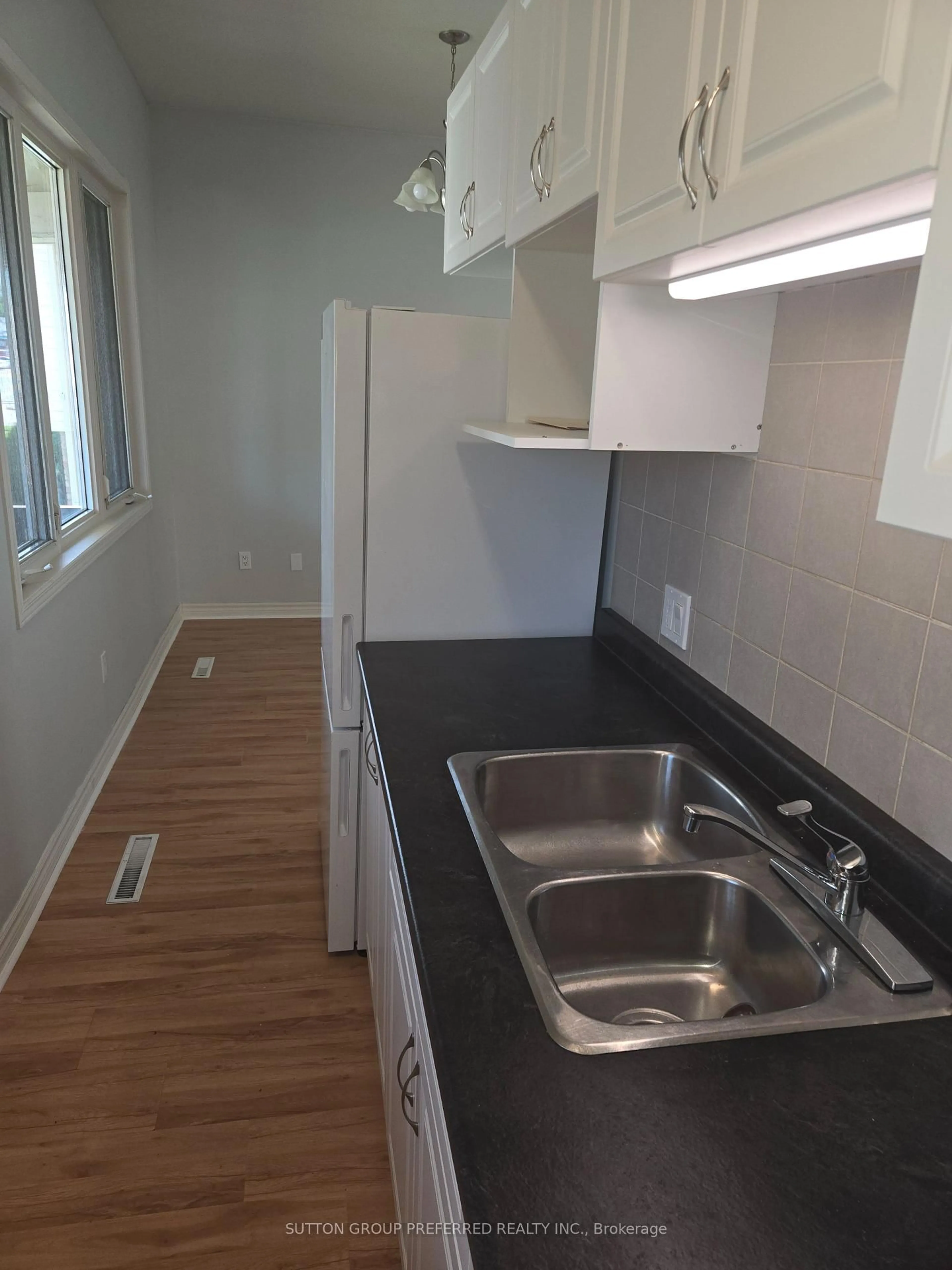 Standard kitchen, unknown for 1001 Oxford St, London East Ontario N5Y 3K6