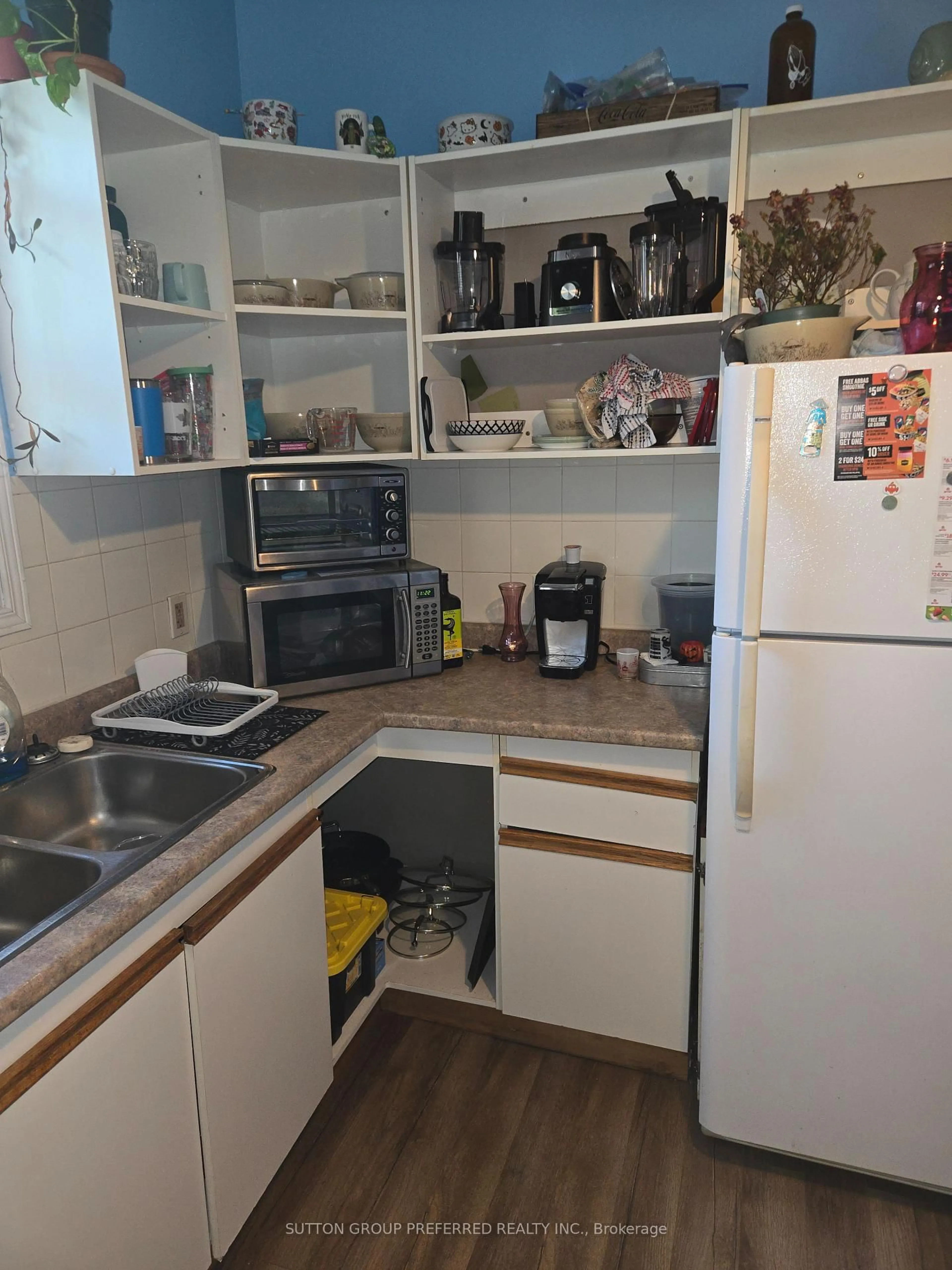 Standard kitchen, floor is not visible for 1001 Oxford St, London East Ontario N5Y 3K6