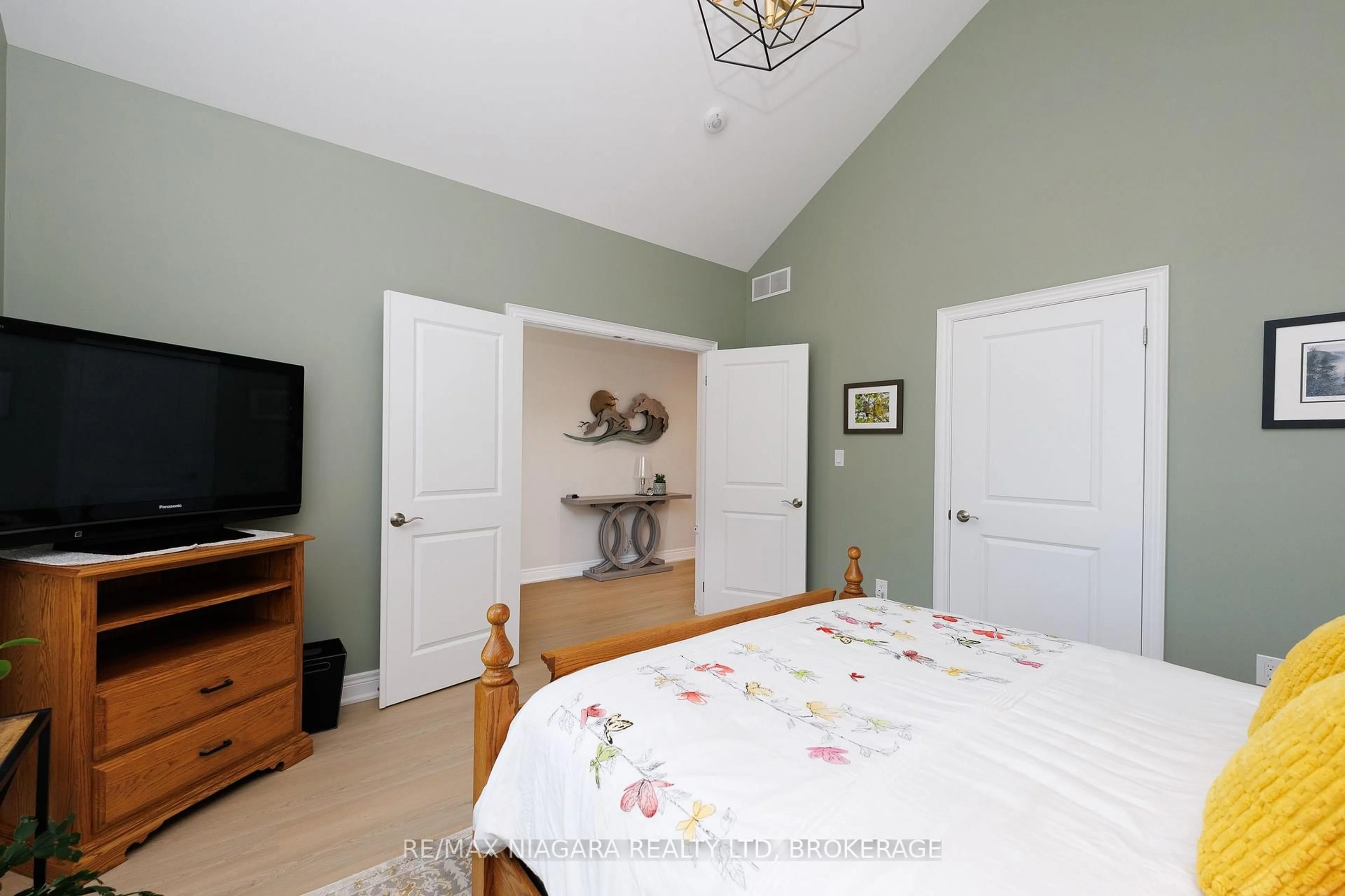 A pic of a room for 26 Sassafras Row, Fort Erie Ontario L0S 1N0