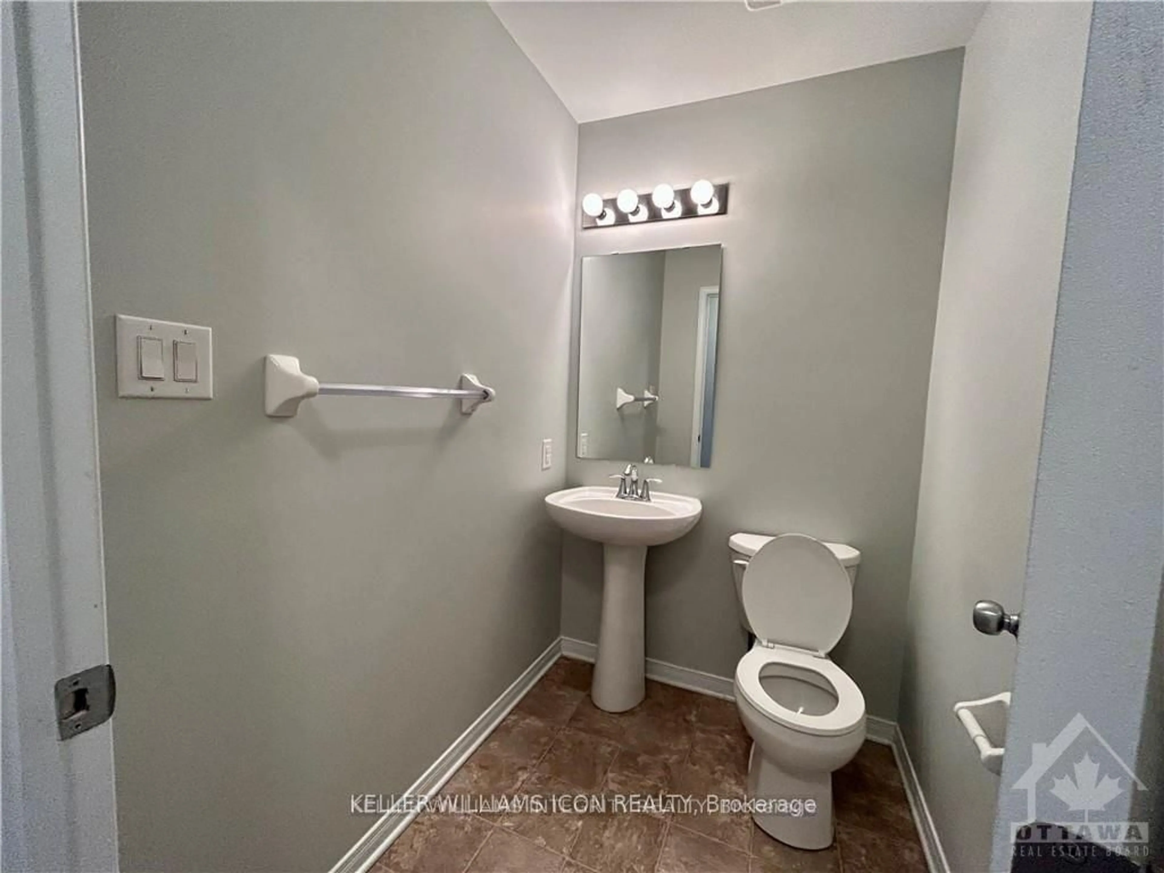 Standard bathroom, ceramic/tile floor for 146 Urbancrest Private, Ottawa Ontario K2J 2S7
