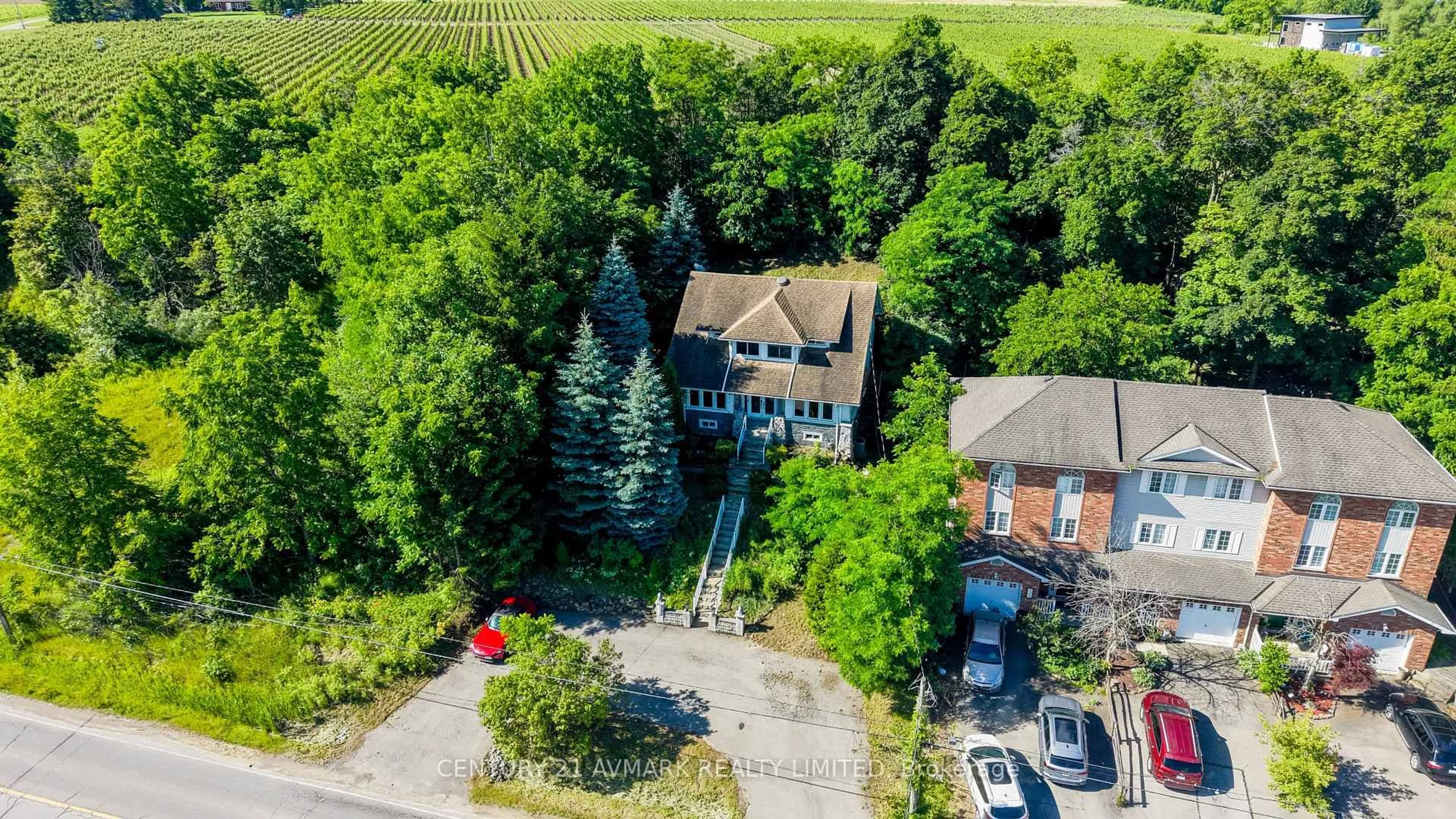 A pic from outside/outdoor area/front of a property/back of a property/a pic from drone, street for 3332 King St, Lincoln Ontario L0R 2C0