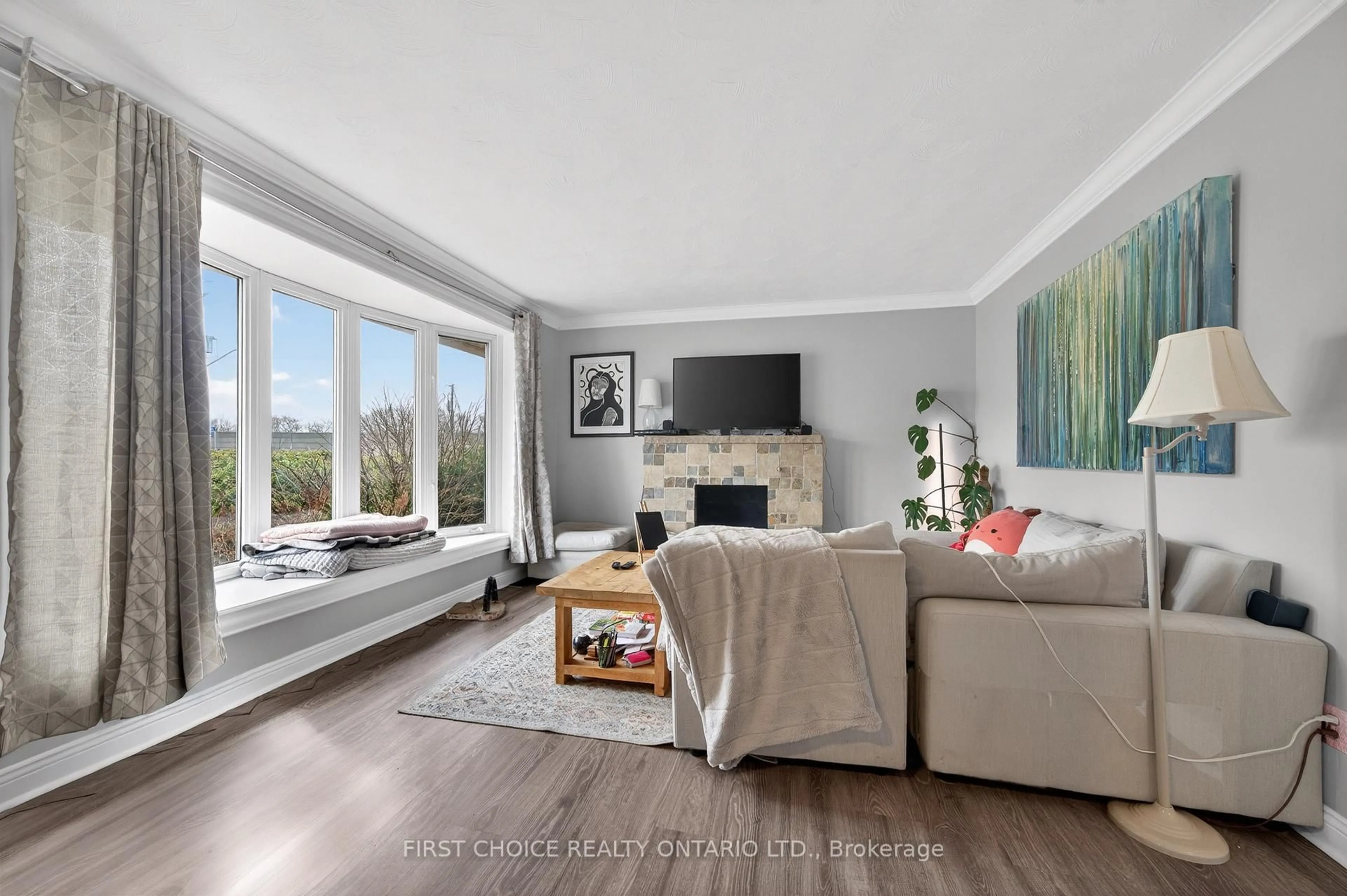 Living room with furniture, unknown for 1307 Aurele St, Ottawa Ontario K1B 3L4