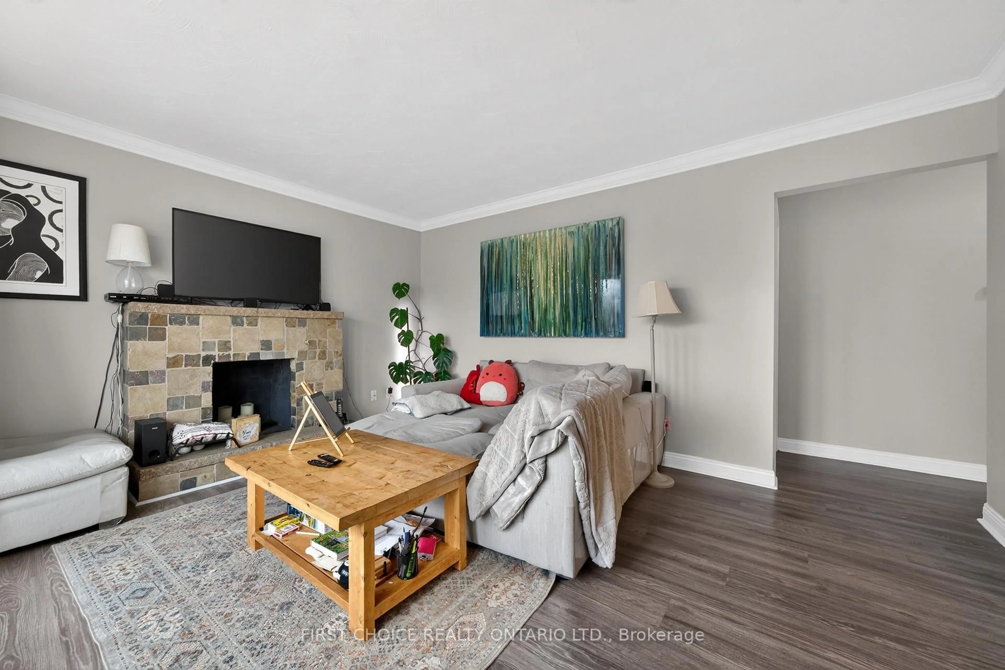 Living room with furniture, wood/laminate floor for 1307 Aurele St, Ottawa Ontario K1B 3L4