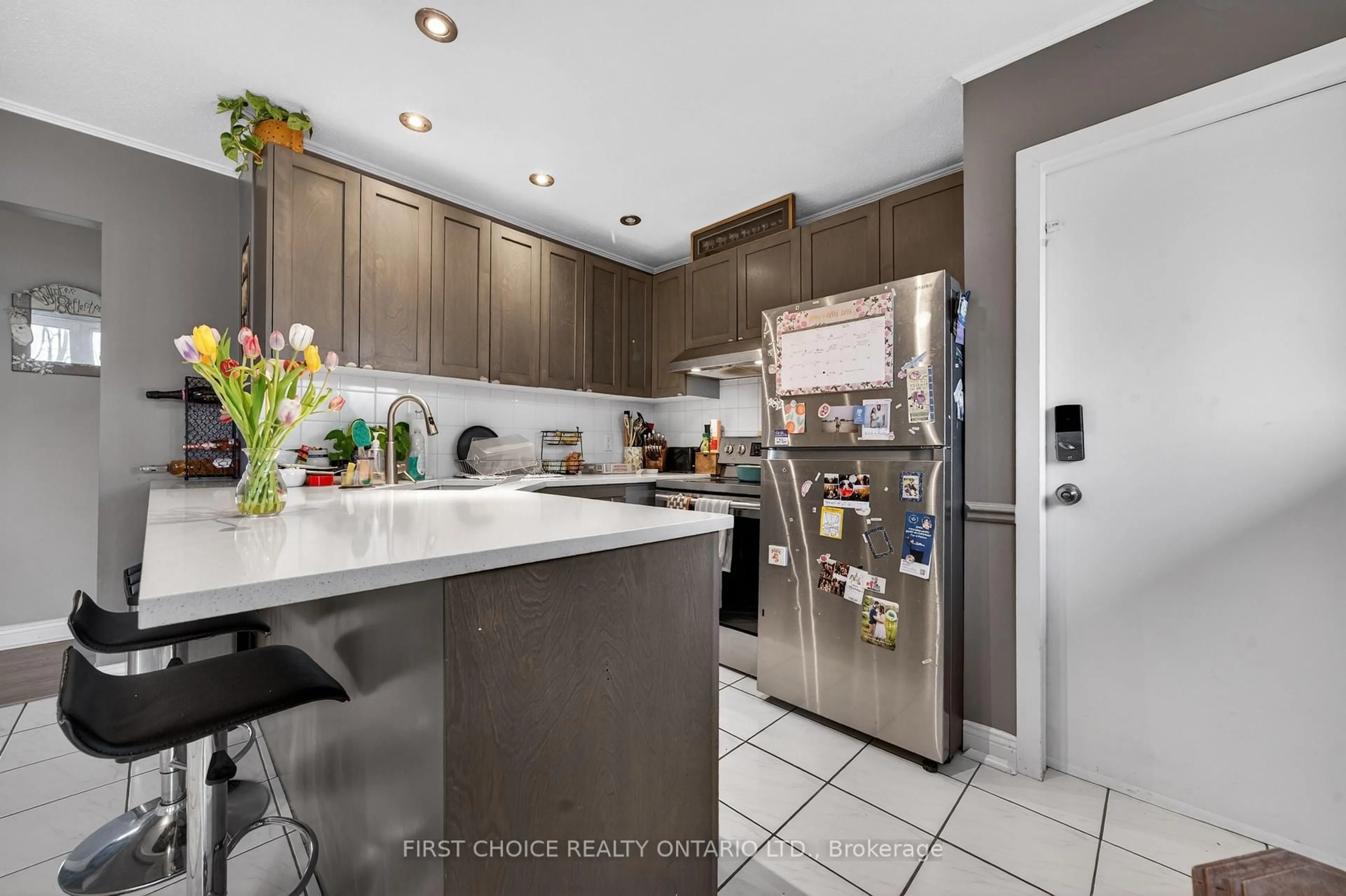 Open concept kitchen, ceramic/tile floor for 1307 Aurele St, Ottawa Ontario K1B 3L4