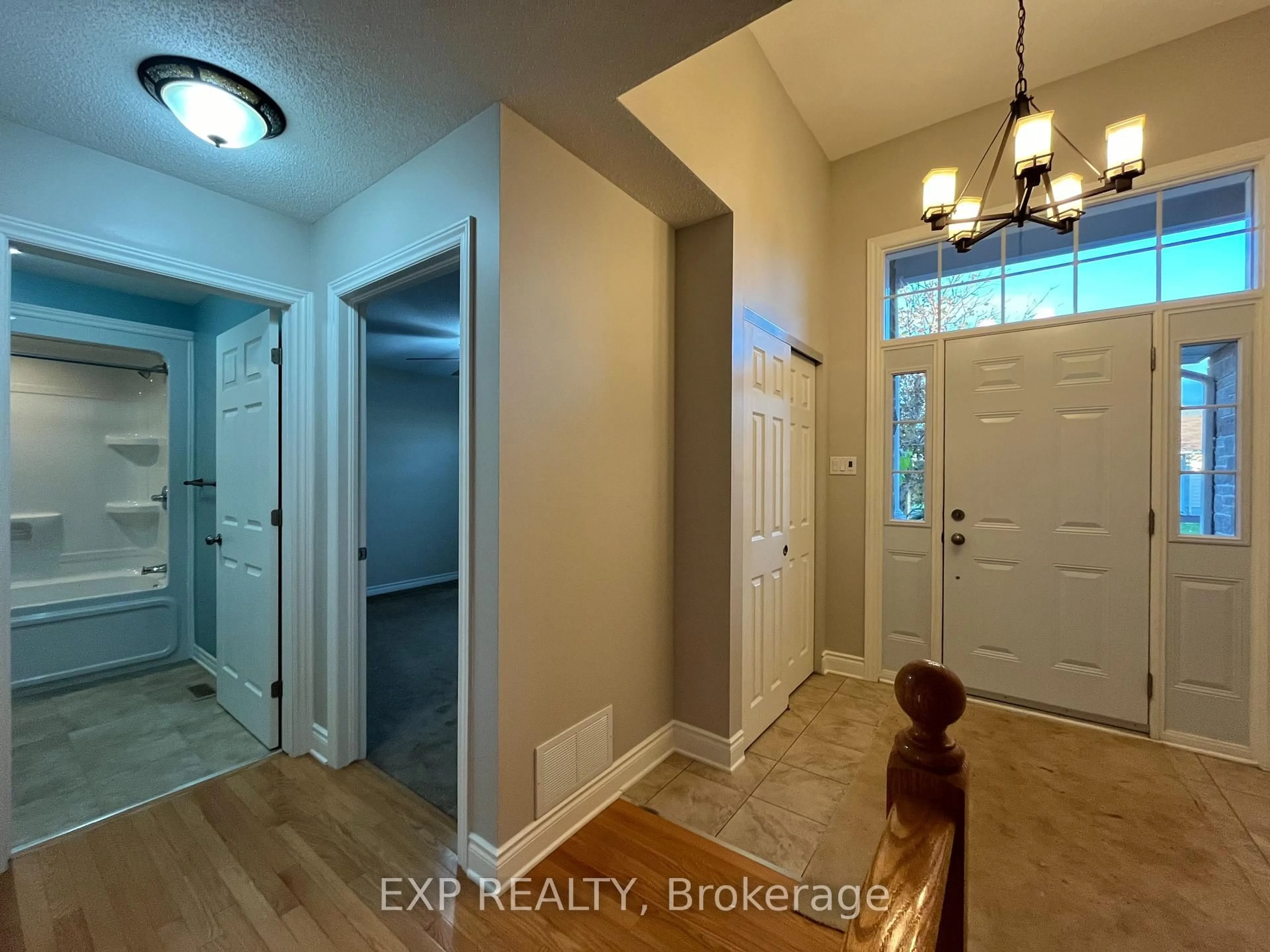 Indoor entryway for 28 Settlement Lane, Russell Ontario K4R 0A4