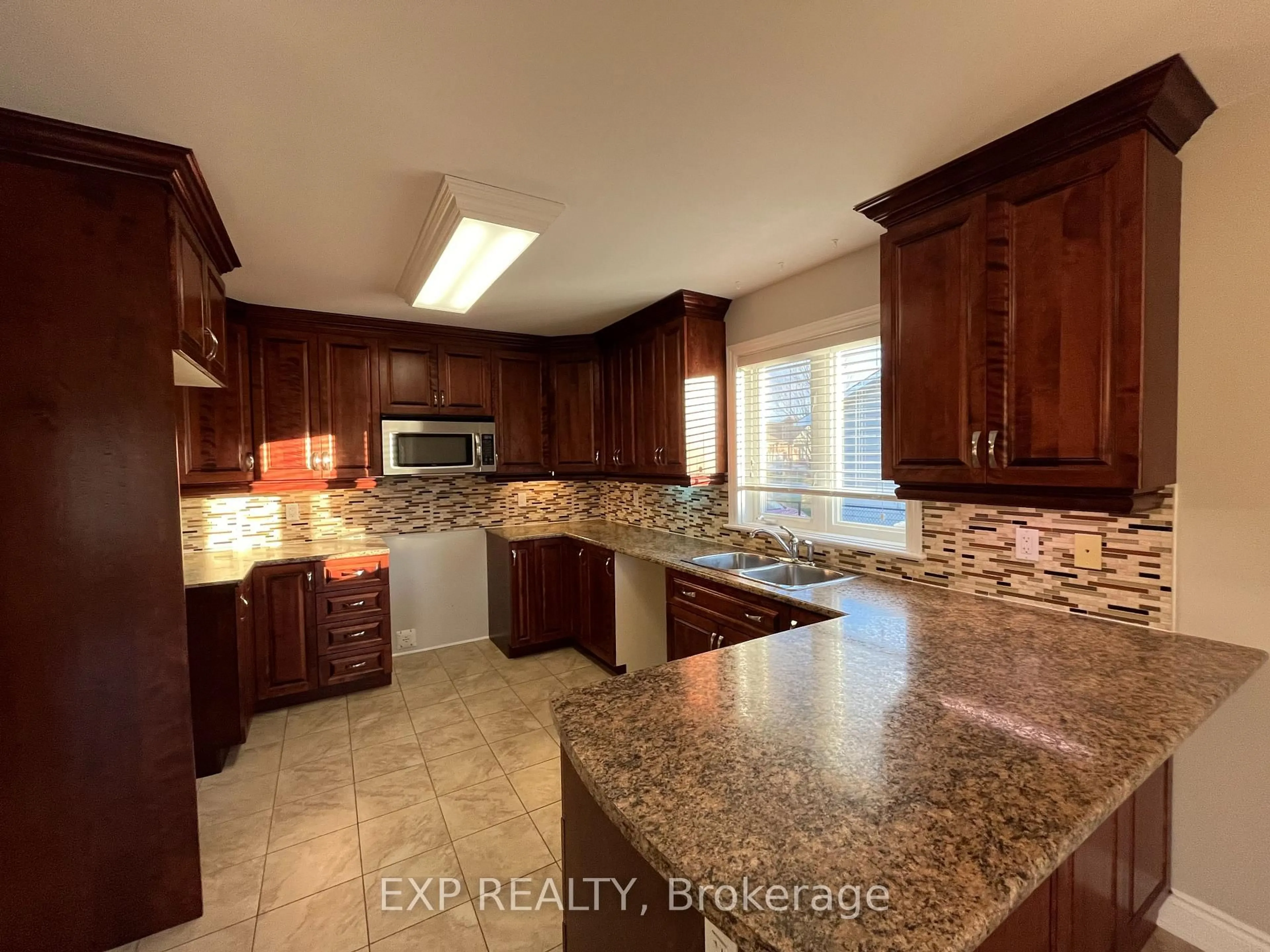 Open concept kitchen, ceramic/tile floor for 28 Settlement Lane, Russell Ontario K4R 0A4