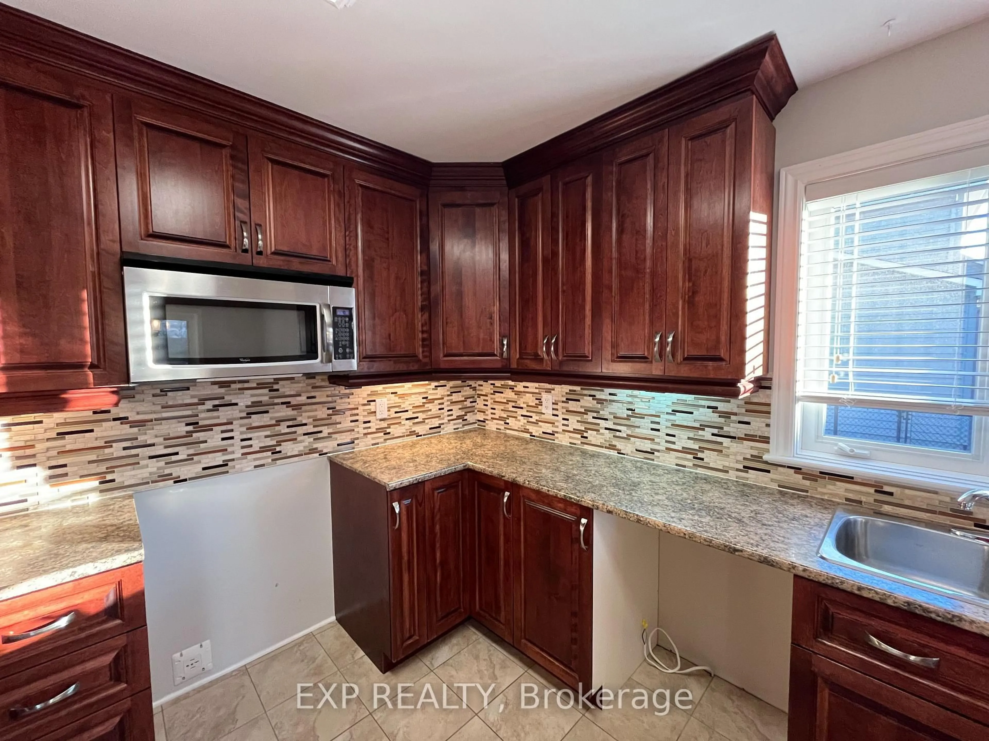 Standard kitchen, ceramic/tile floor for 28 Settlement Lane, Russell Ontario K4R 0A4