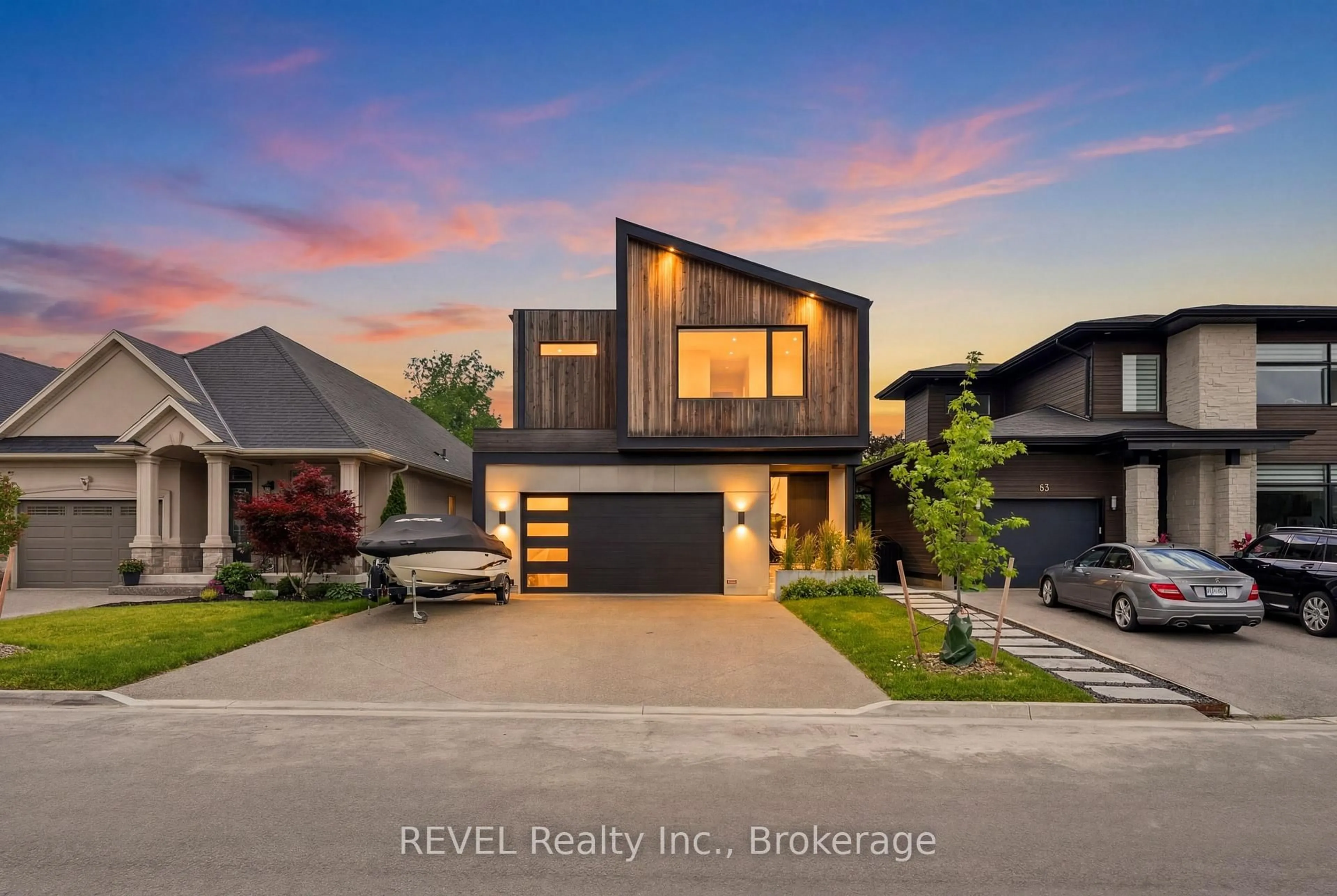 Home with brick exterior material, street for 81 Mackenzie King Ave, St. Catharines Ontario L2P 0E1