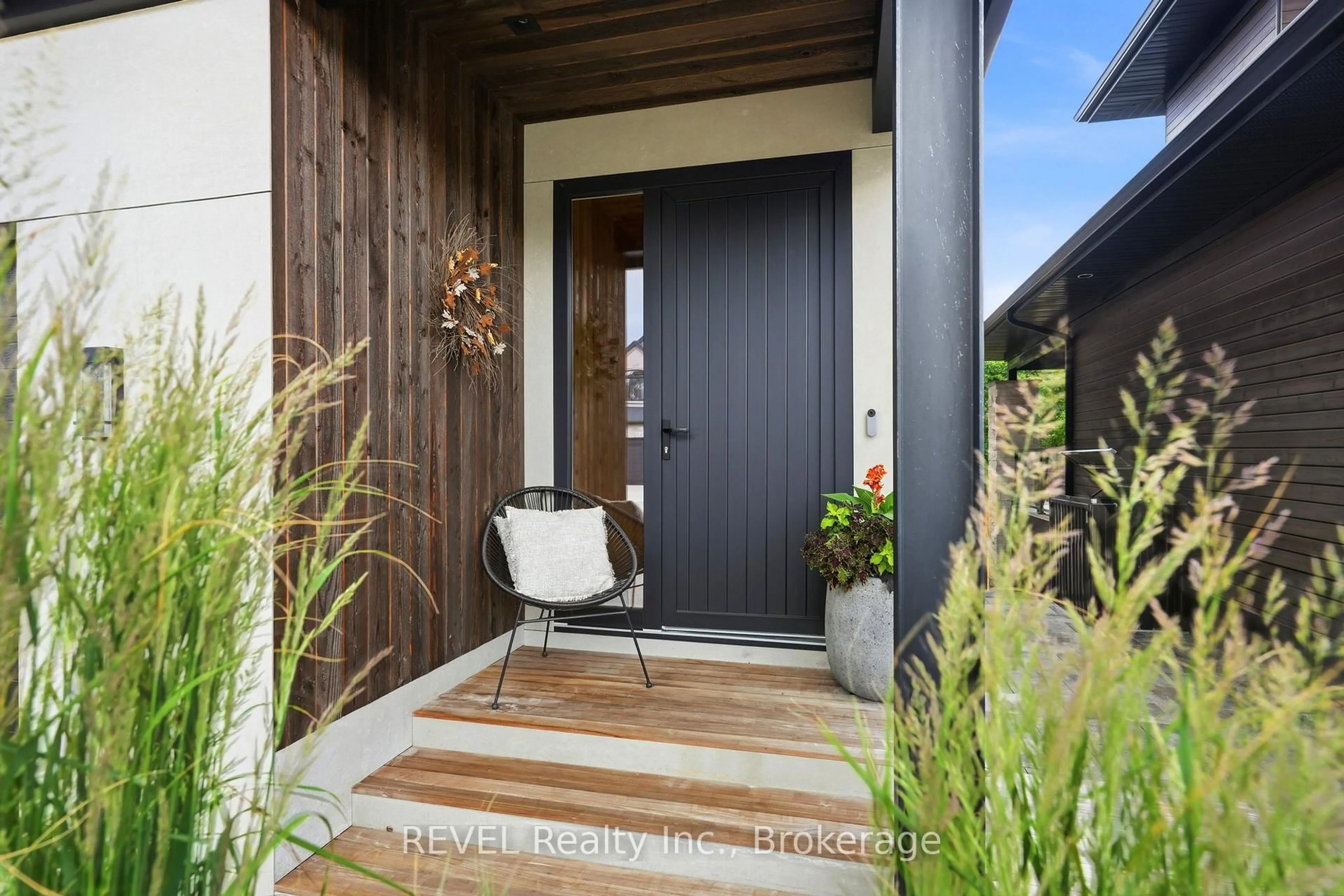 Indoor entryway for 81 Mackenzie King Ave, St. Catharines Ontario L2P 0E1