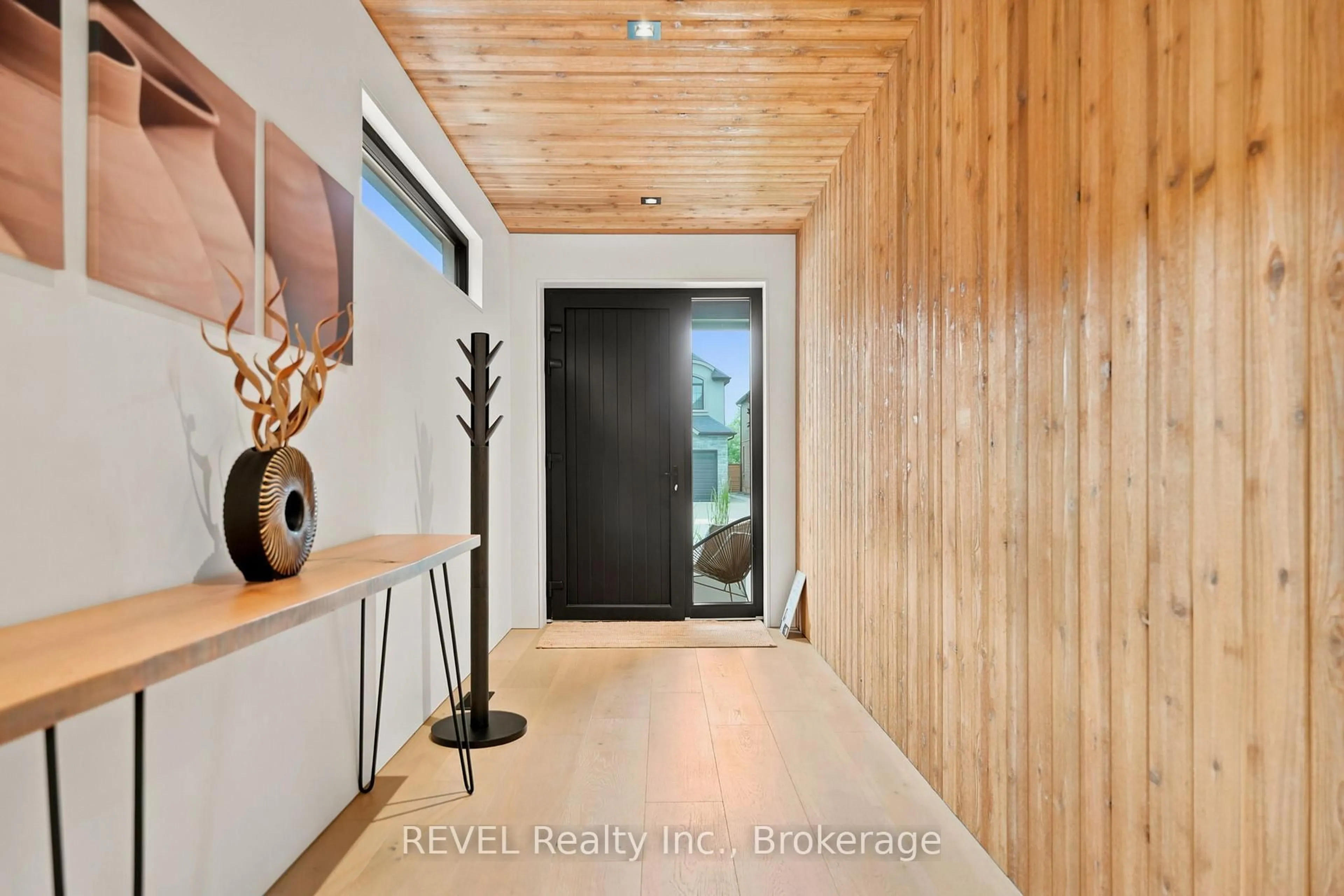 Indoor foyer for 81 Mackenzie King Ave, St. Catharines Ontario L2P 0E1
