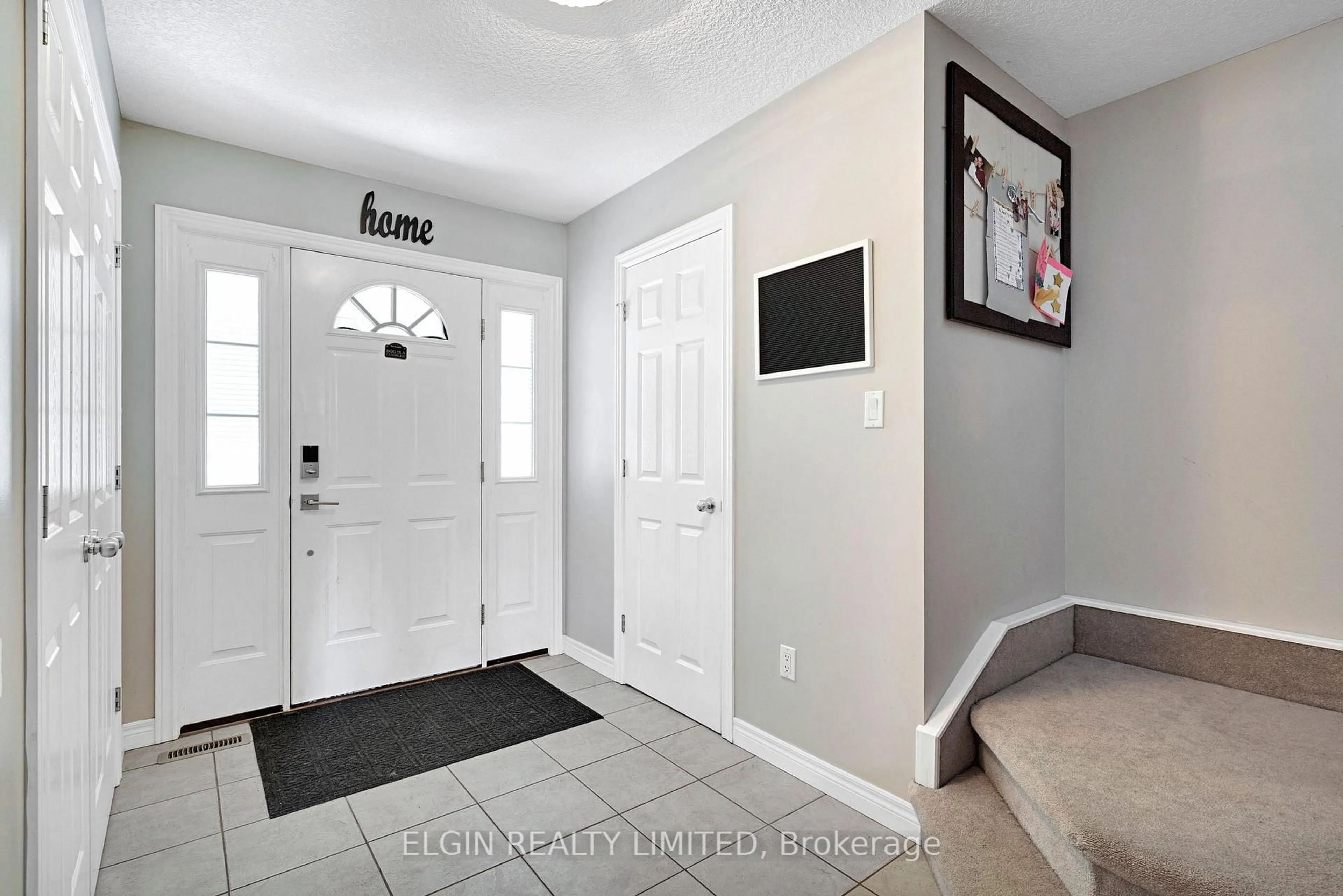 Indoor entryway for 18 Goldenrod Crt, St. Thomas Ontario N5P 4M7