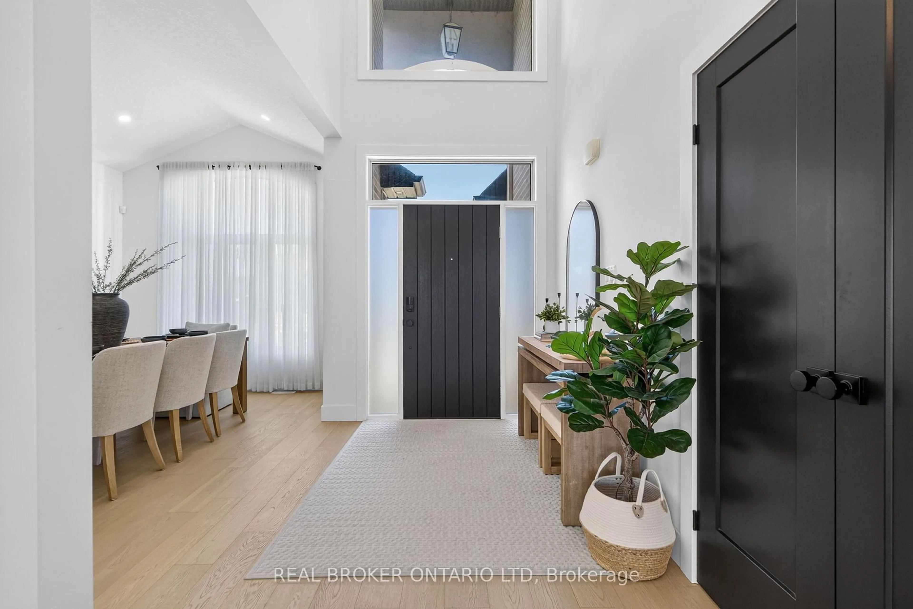 Indoor entryway for 77 Daventry Way, Middlesex Centre Ontario N0L 1R0