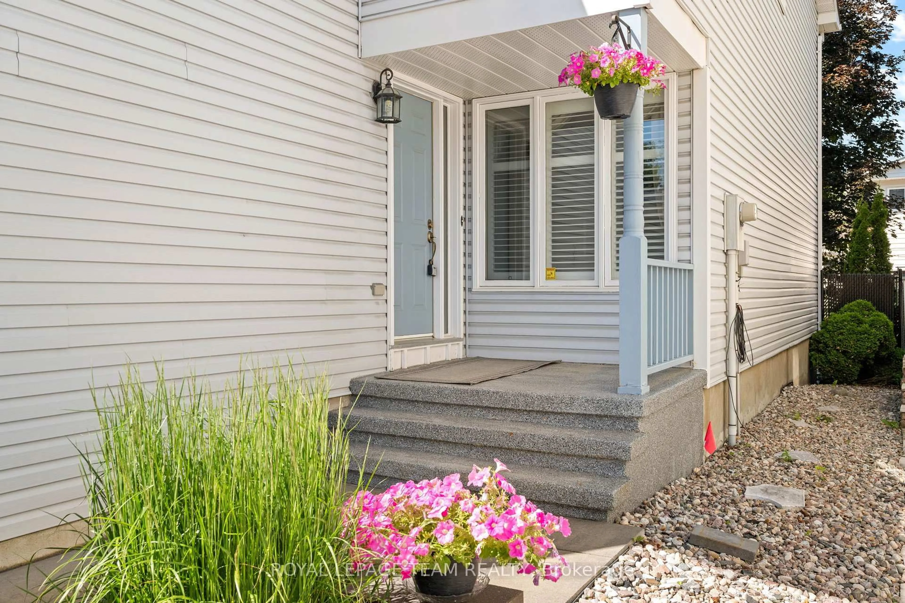 Indoor entryway for 6526 Tooney Dr, Ottawa Ontario K1C 7G9