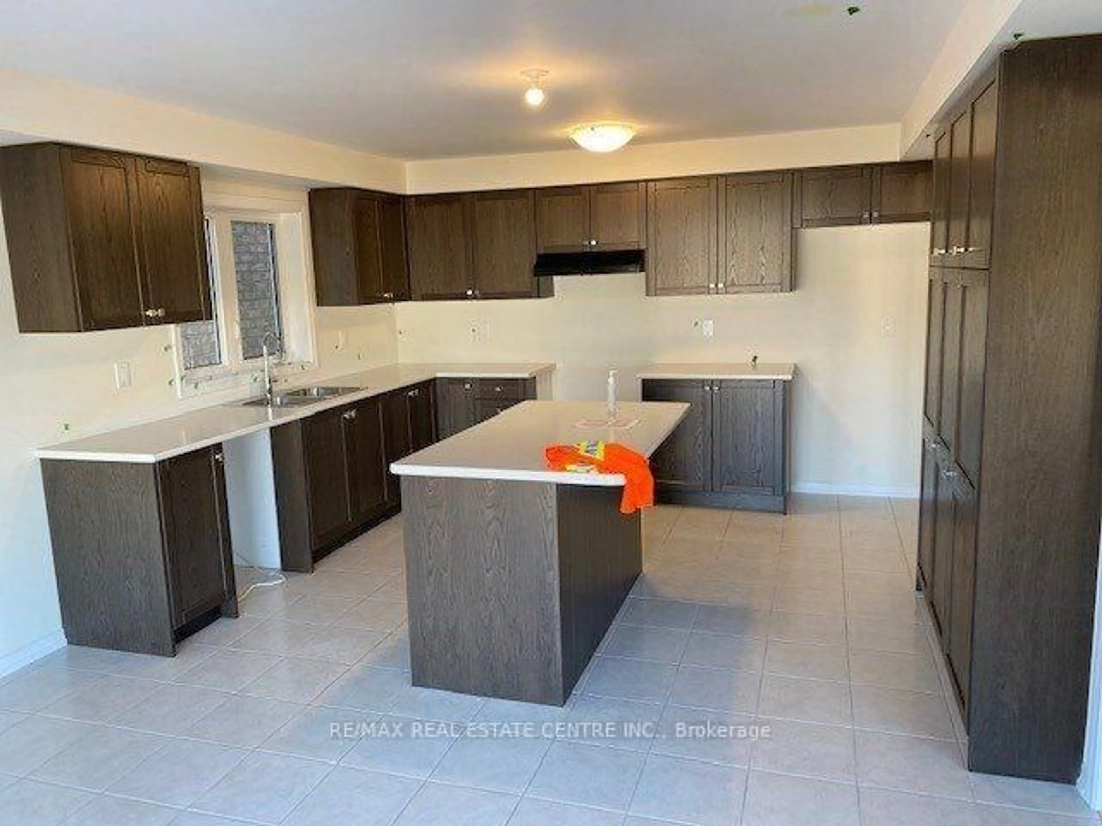 Open concept kitchen, ceramic/tile floor for 10 Esther Cres, Thorold Ontario L3B 5N5