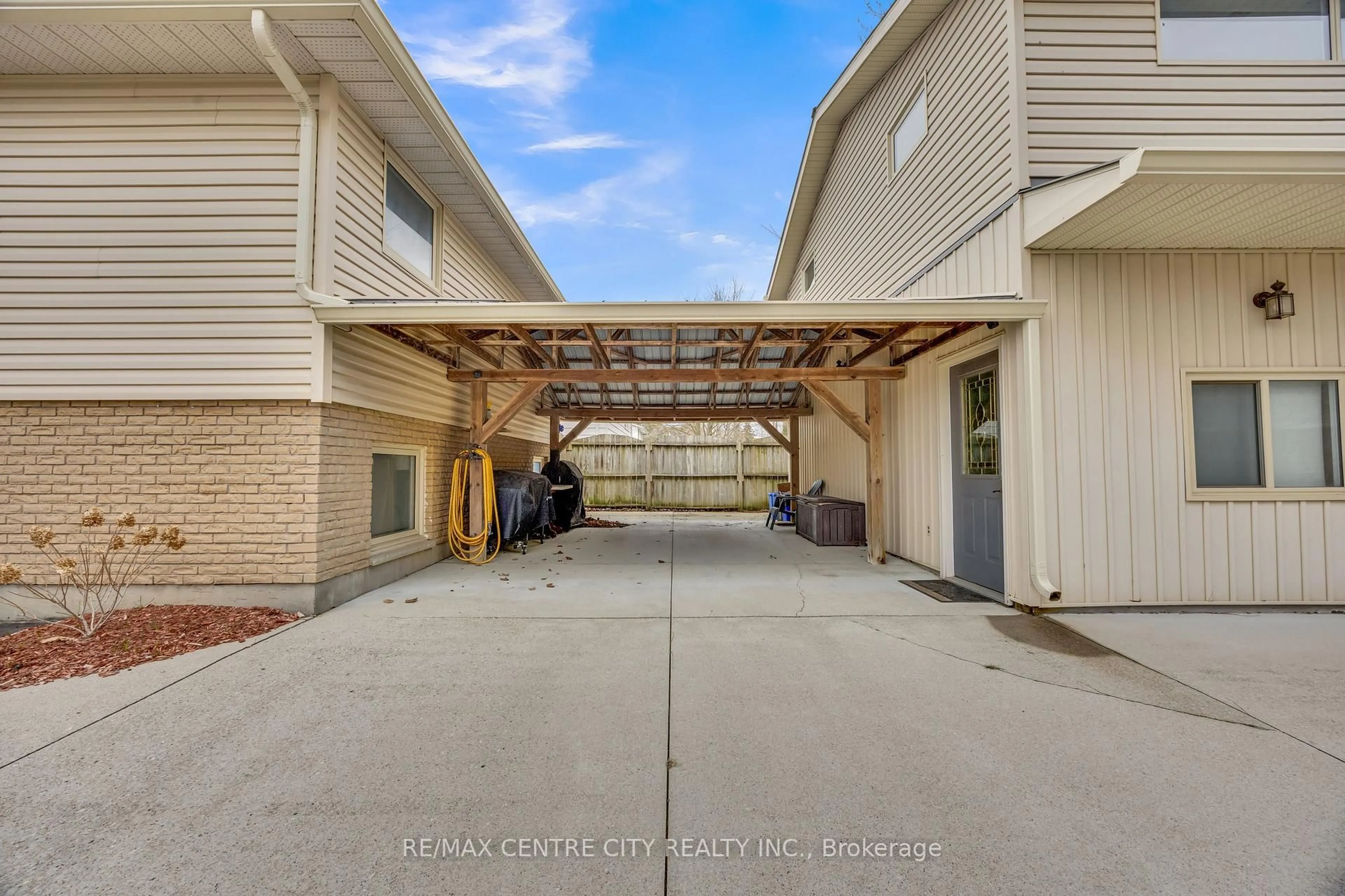 Patio, street for 174 Ridge St, Dutton/Dunwich Ontario N0L 1J0