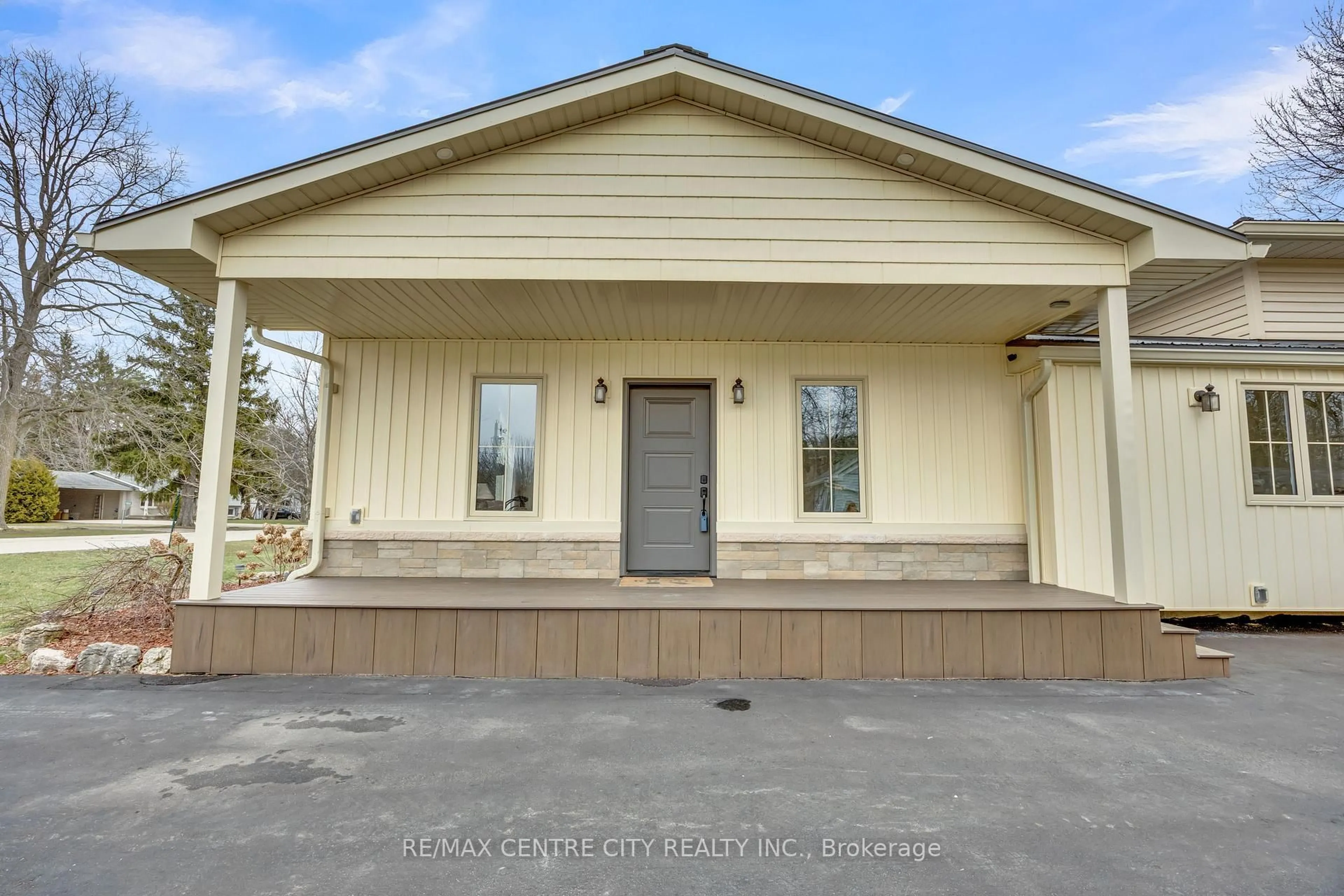 Home with vinyl exterior material, unknown for 174 Ridge St, Dutton/Dunwich Ontario N0L 1J0