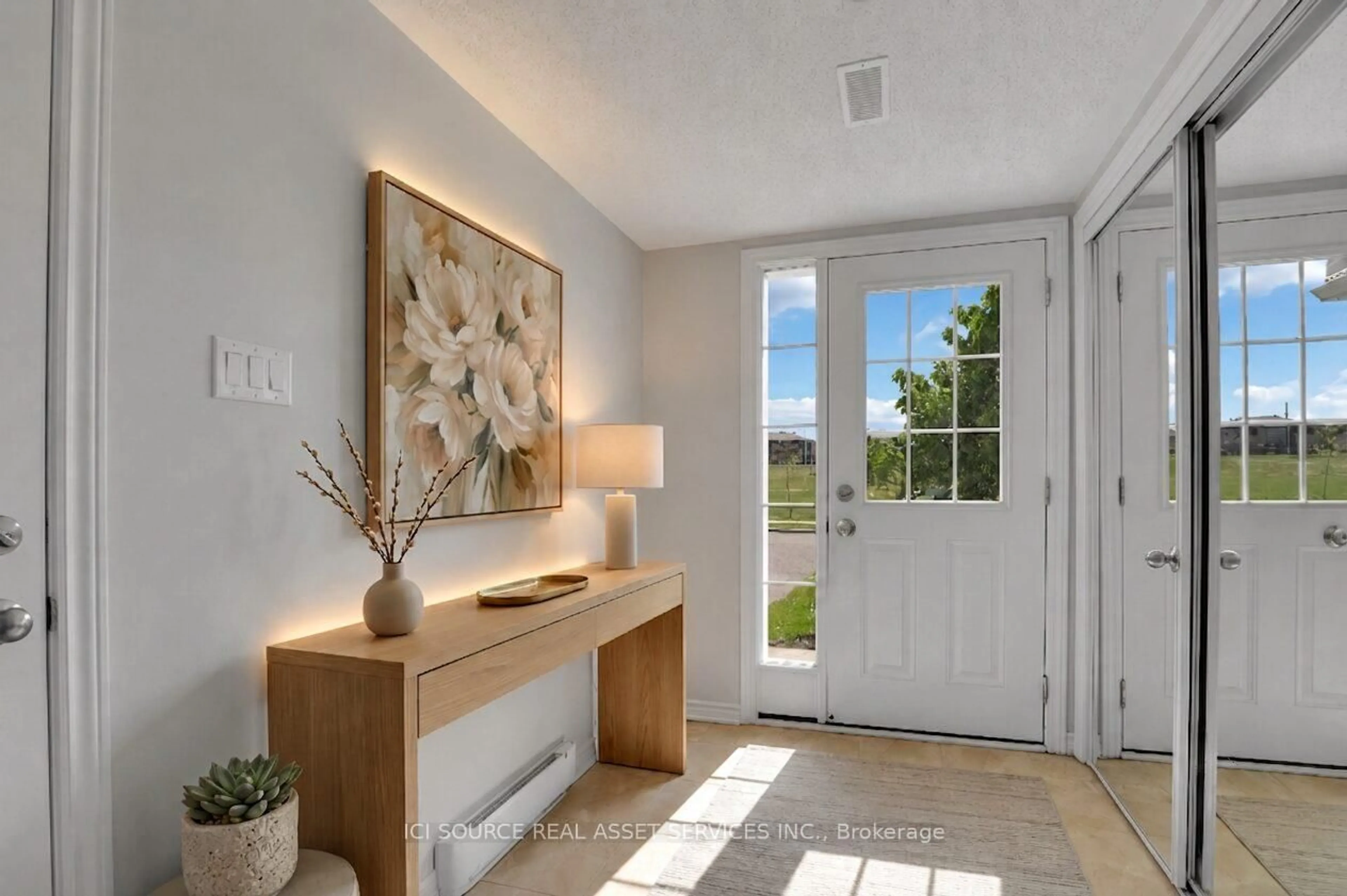 Indoor entryway for 541 Ensatina Cres, Ottawa Ontario K2J 6H3