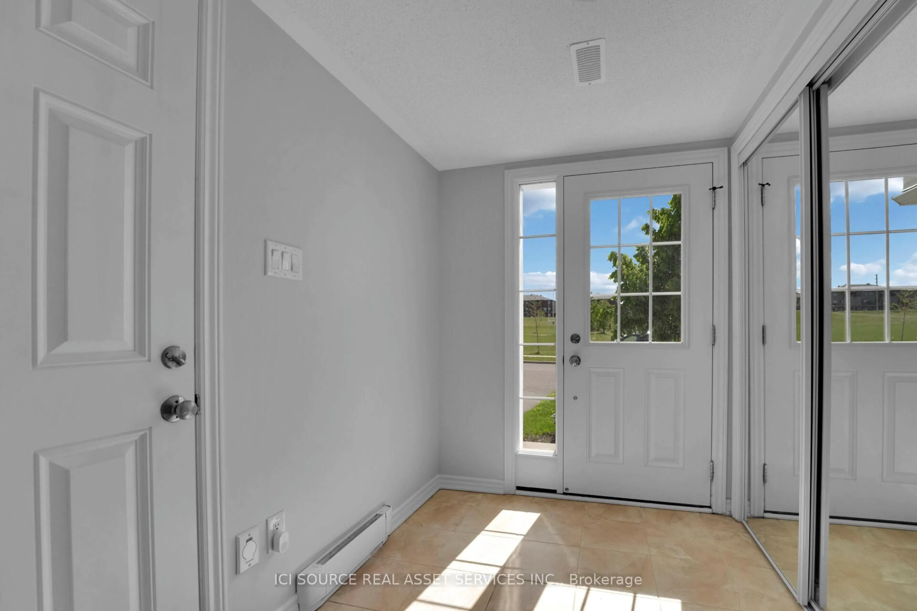 Indoor entryway for 541 Ensatina Cres, Ottawa Ontario K2J 6H3