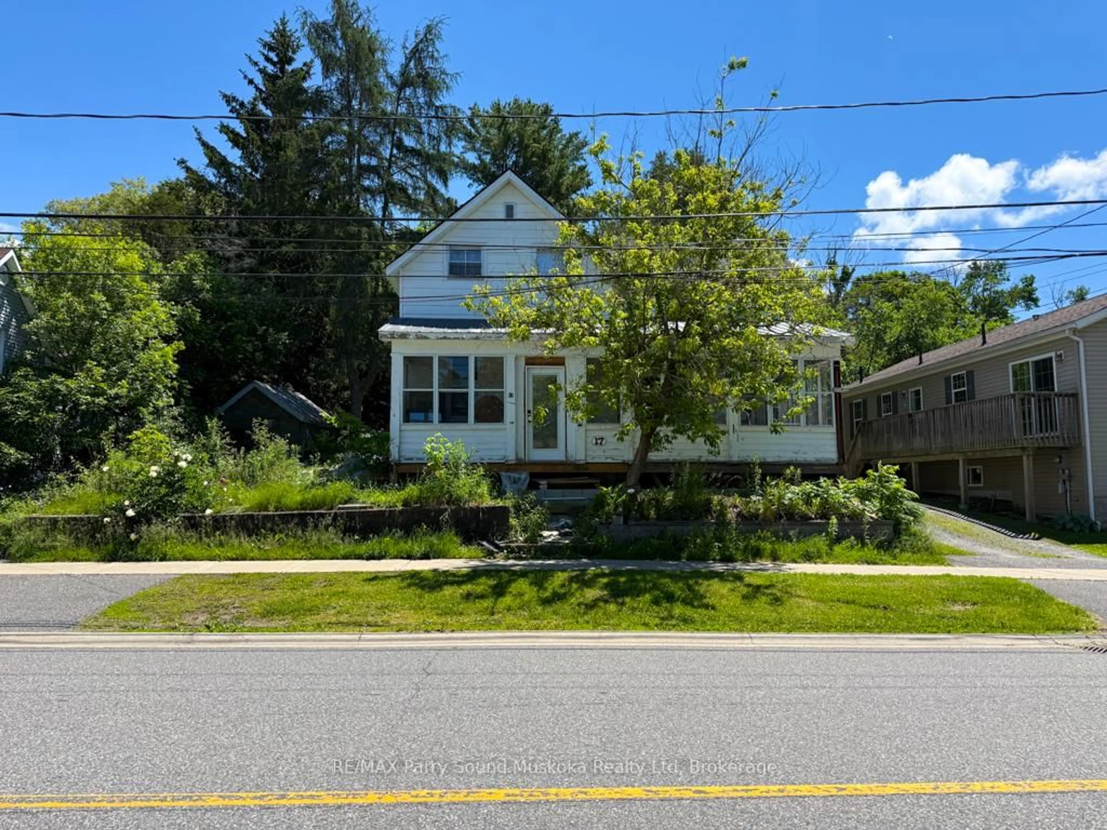 A pic from outside/outdoor area/front of a property/back of a property/a pic from drone, street for 17 Wakefield St, Parry Sound Ontario P2A 2V2