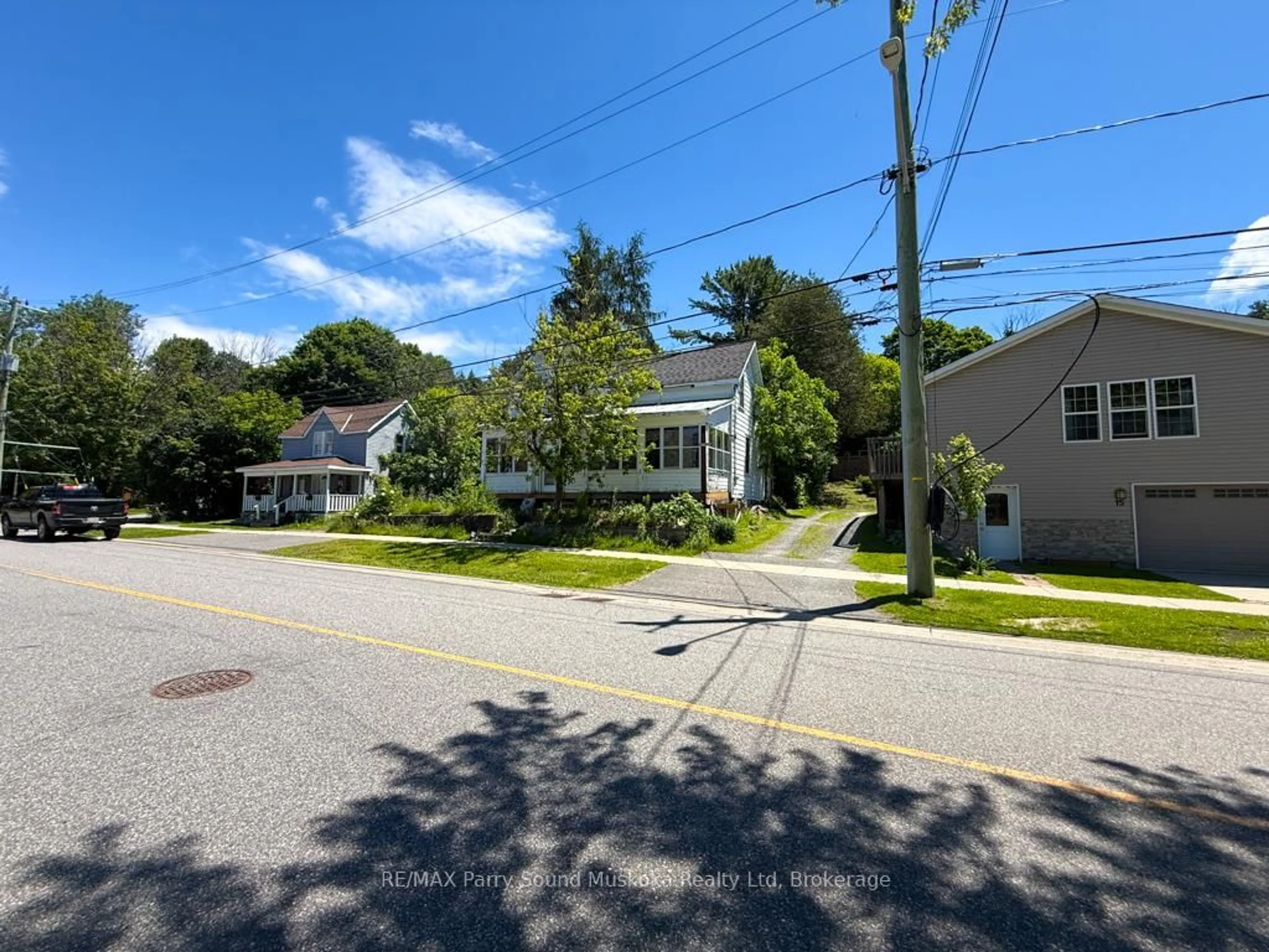 A pic from outside/outdoor area/front of a property/back of a property/a pic from drone, street for 17 Wakefield St, Parry Sound Ontario P2A 2V2