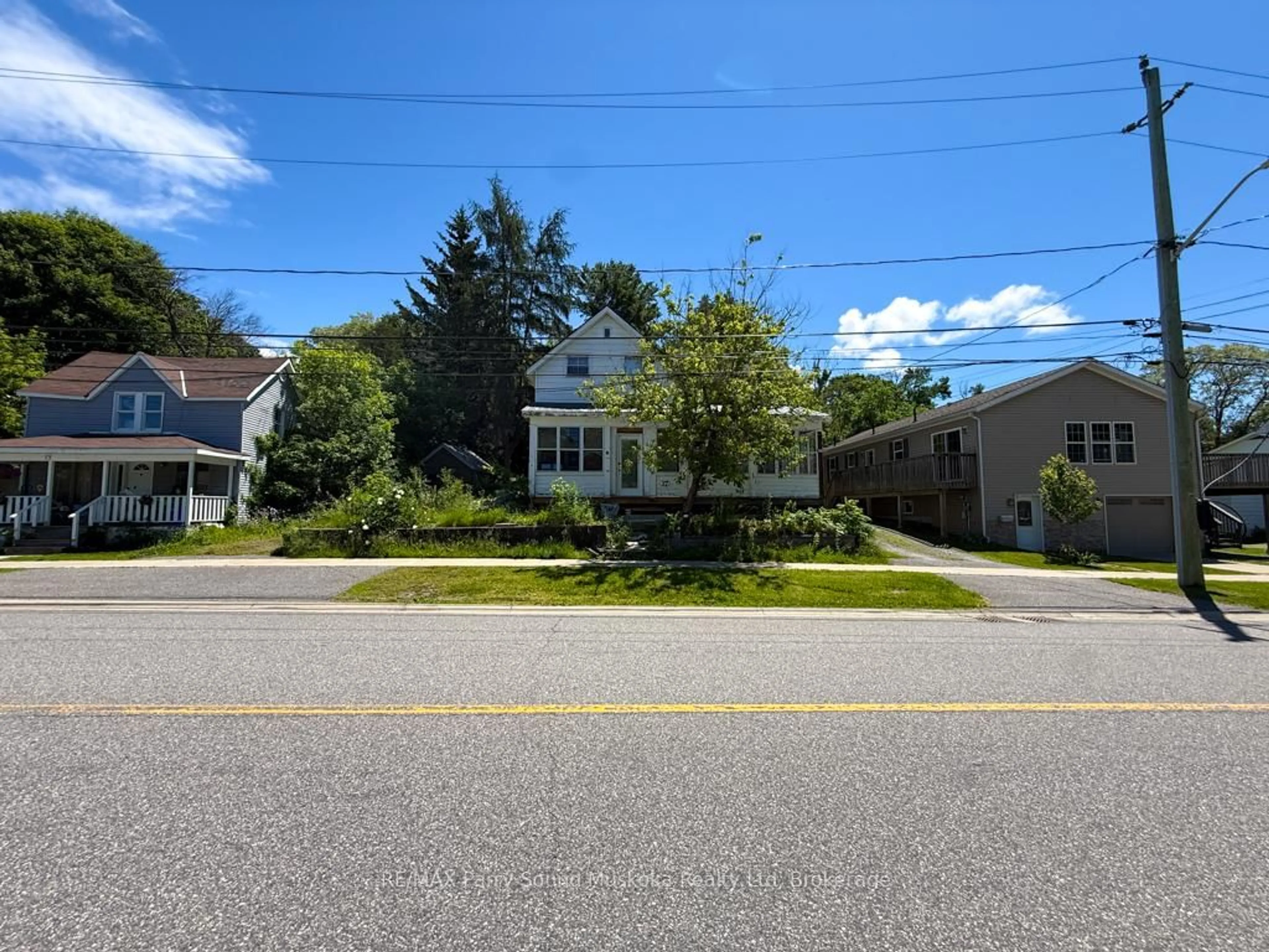 A pic from outside/outdoor area/front of a property/back of a property/a pic from drone, street for 17 Wakefield St, Parry Sound Ontario P2A 2V2