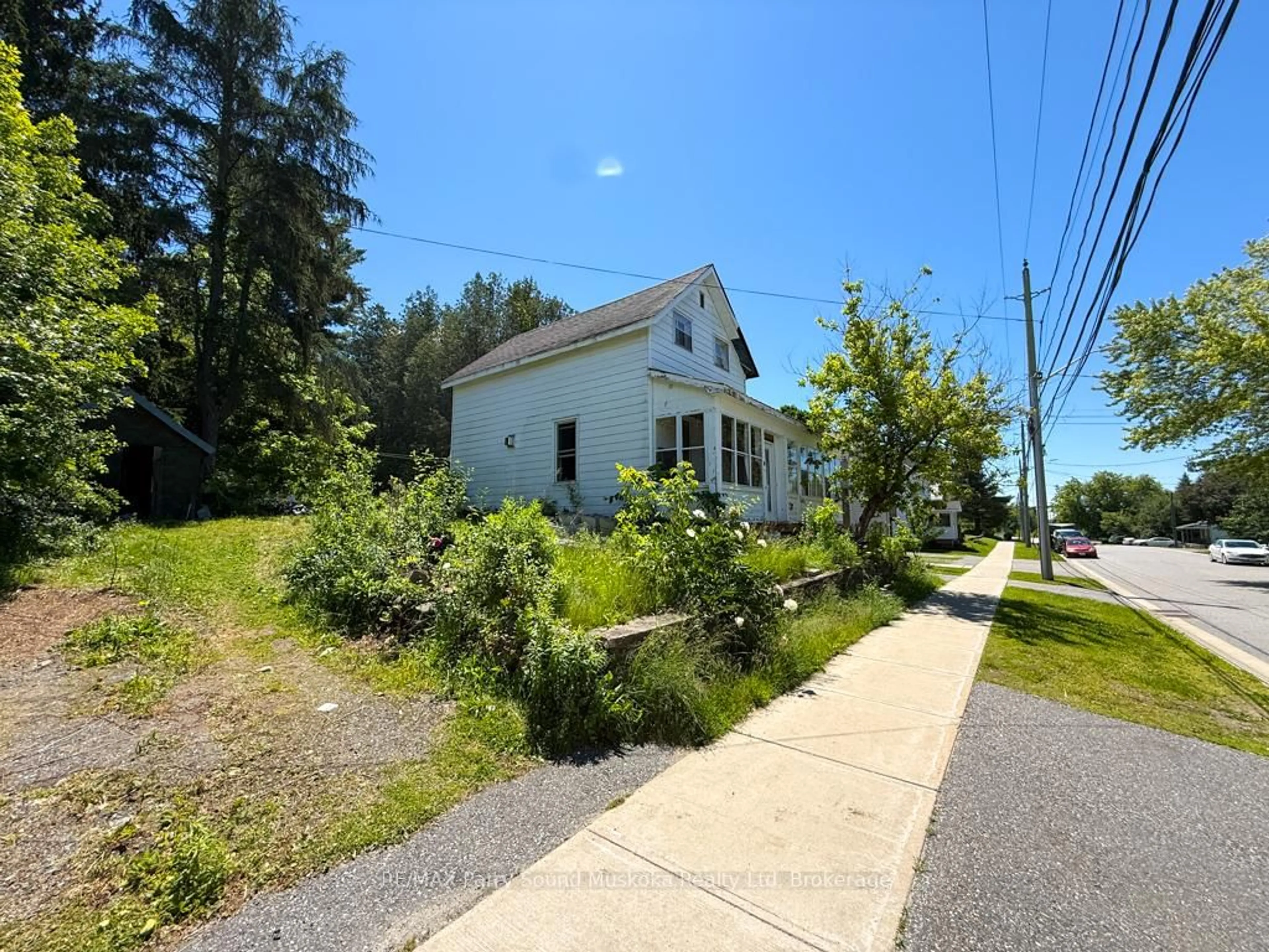 A pic from outside/outdoor area/front of a property/back of a property/a pic from drone, street for 17 Wakefield St, Parry Sound Ontario P2A 2V2