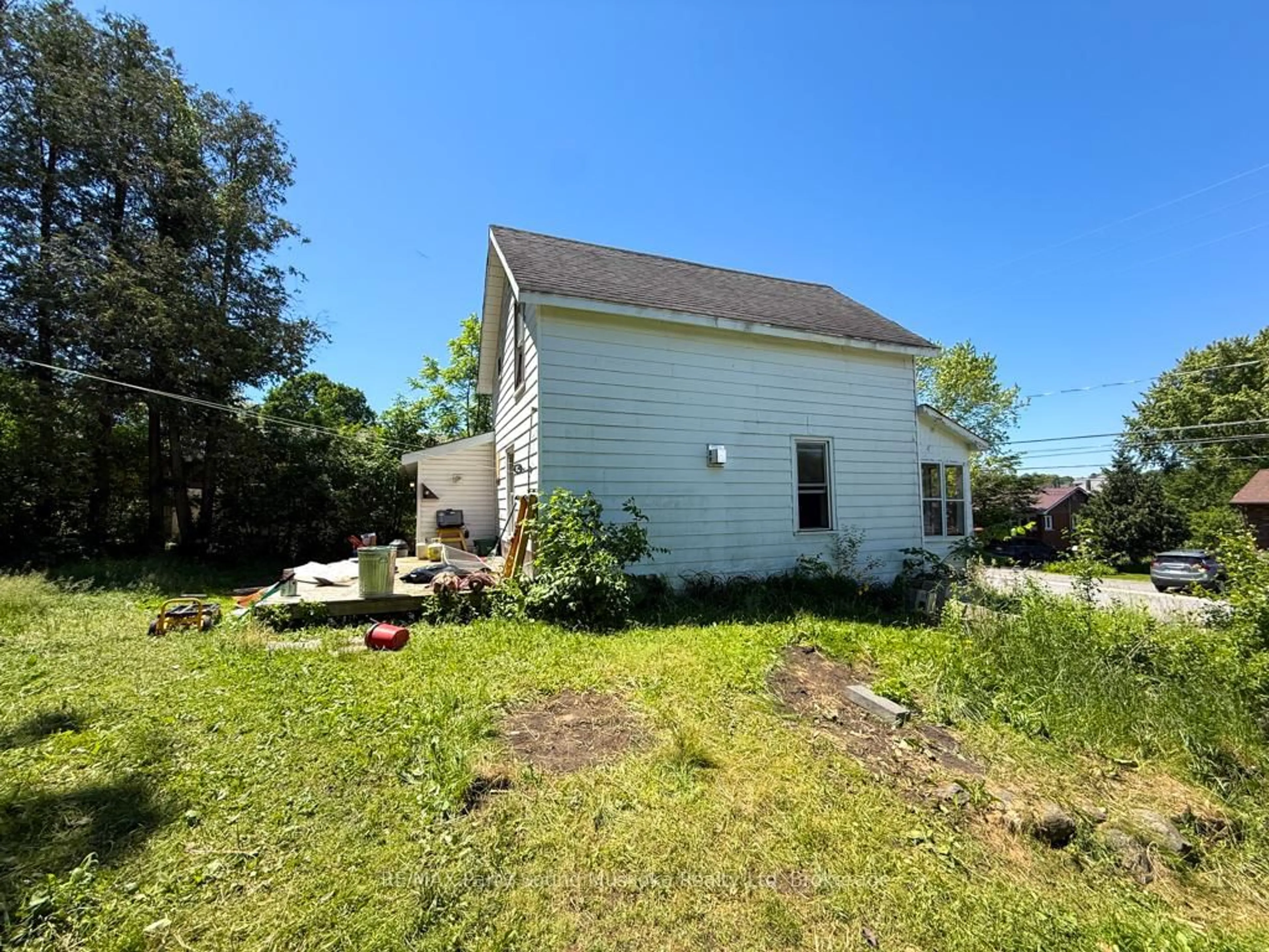 A pic from outside/outdoor area/front of a property/back of a property/a pic from drone, unknown for 17 Wakefield St, Parry Sound Ontario P2A 2V2