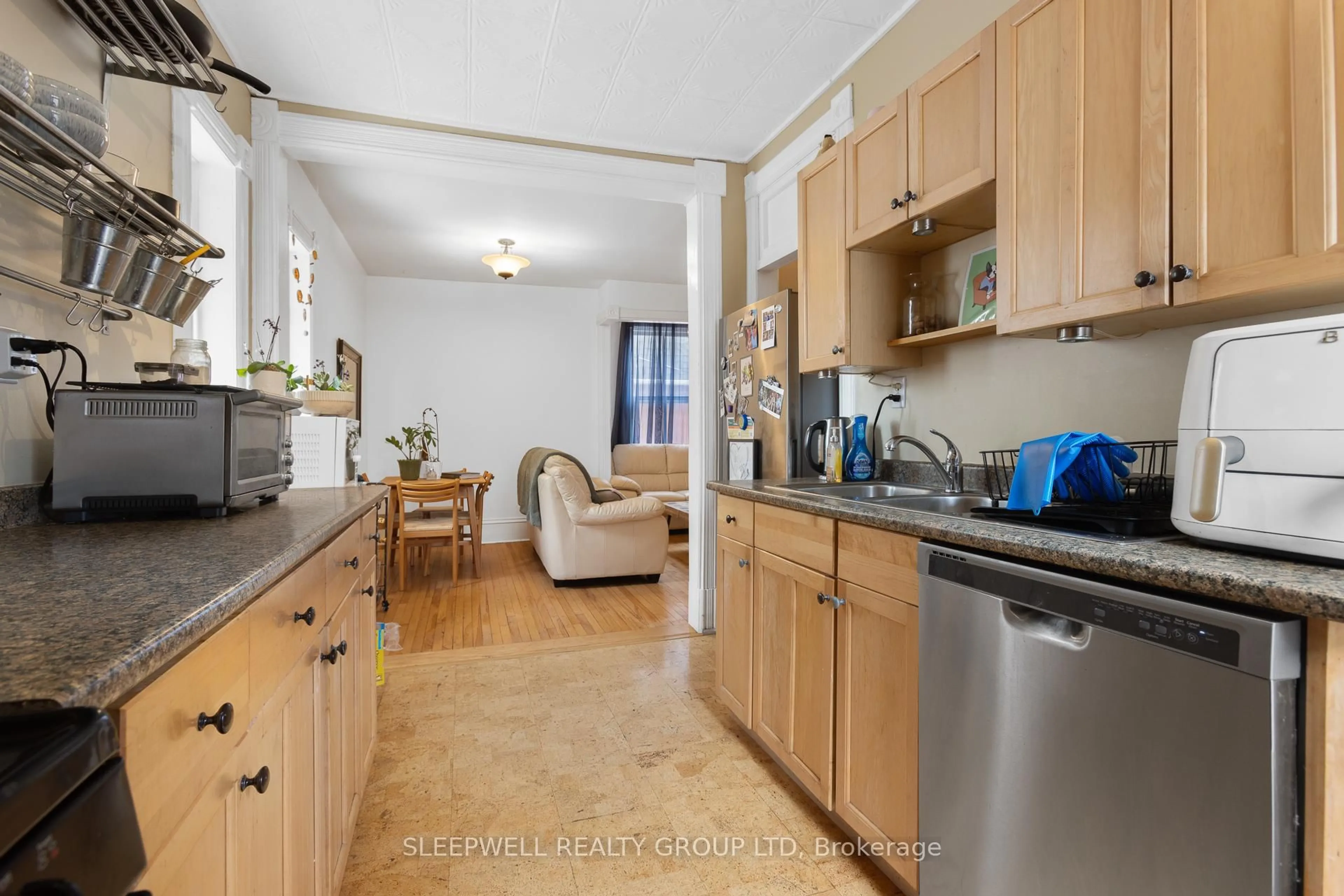 Standard kitchen, unknown for 86 Fourth Ave, Ottawa Ontario K1S 2L2